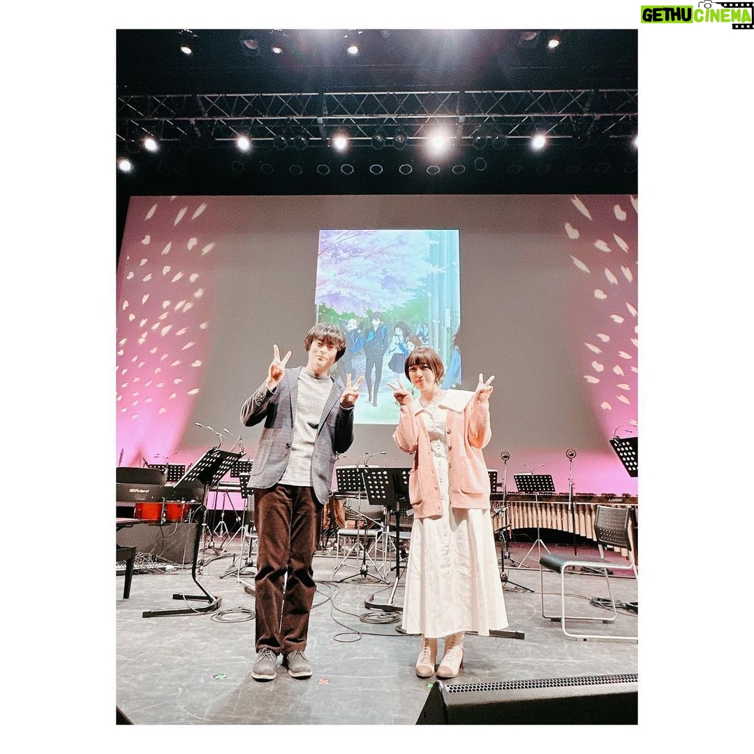 Satomi Sato Instagram - * * * TVアニメ「#氷菓」 10周年記念フィルムコンサート ~神山高校の小さな音楽会~ ご来場・ご視聴くださった皆様 ありがとうございました🌸🌸🌸 * * 10年という時を経て また千反田えるちゃんに会えたこと 皆様の前で彼女を演じられたこと 「古典部の屈託」の復活 どれも全て奇跡みたいな出来事で ずっと気持ちがふわふわしていました。 長い間「氷菓」を愛してくださる皆様のお陰です。 本当にありがとうございました。 * * 「10年」というものに、漠然とした不安を感じていましたが 集まってくださった当時のスタッフさんたち 阪口さん、ChouChoさん、田中公平先生 見に来てくださったたタスクオーナー先生 オーケストラの皆さんが奏でる音楽 そしてファンの皆様のお陰で 自分でも不思議なほど、きゅーっと当時の気持ちが蘇ってきて 自然とえるちゃんになれました。 皆様の力は偉大ですね! * * そうそう!実は、今回、なななんと! ChouChoさん楽屋が一緒だったのですが 何を隠そう、ChouChoさんのデビュー前から ずっとずっとファンだったので オタクを隠しきれずずっとソワソワしていました。笑 そんな私に、優しく声をかけてくださり たくさんお喋りしてくださった女神ChouChoさん😭✨✨ 一緒に撮った写真は宝物です✨ 初めて生で「優しさの理由」を聴くことが出来て 舞台袖でずっと涙目なわたし。。。 素敵な歌声に、思わず会場から手拍子が生まれて その光景に感動してじ〜〜んとしていました。 最高すぎた。。。 * * 衣装のお話はブログの方で あれやこれやお話ししているので 宜しければ、そちらもご覧ください(*^^*) * * 「わたし、気になります!」 も 久しぶりに沢山言いました。笑 あの、なんか突然なんですけど 私は千反田えるという女の子が 大好きで大好きで大切でたまらんのです。 ふとした折に思い出しては 彼女に想いを馳せることもしばしば。 ずっと笑っていてほしいし 芽生える無数の探究心を大切に のびのび生きていてほしい。 そんな風に考えてしまうくらい大好きで それと同じくらい「氷菓」という作品も大好きなのです。 氷菓は、大好きな最高のスタッフさんたちと一緒に 大切に作り上げた作品です。 イベントの日に感じた皆様の氷菓への想いは きっと絶対作品制作に関わった全ての方に届いているはずだと 私は思います。 名作は色褪せない。 私が言わなくっても きっと、この先もずーーーっと氷菓は 沢山の方に愛されて続ける作品になるんだろうな(*^^*) * * いつか、また同窓会みたいに 皆様と集まれる日がきたらいいですね。 それまでどうかお元気で🌸 * * * #氷菓10周年 #氷菓音楽会 #阪口大助 さん #choucho さん #田中公平 先生 #オーケストラ #フィルムコンサート #千反田える #佐藤聡美 #🌸