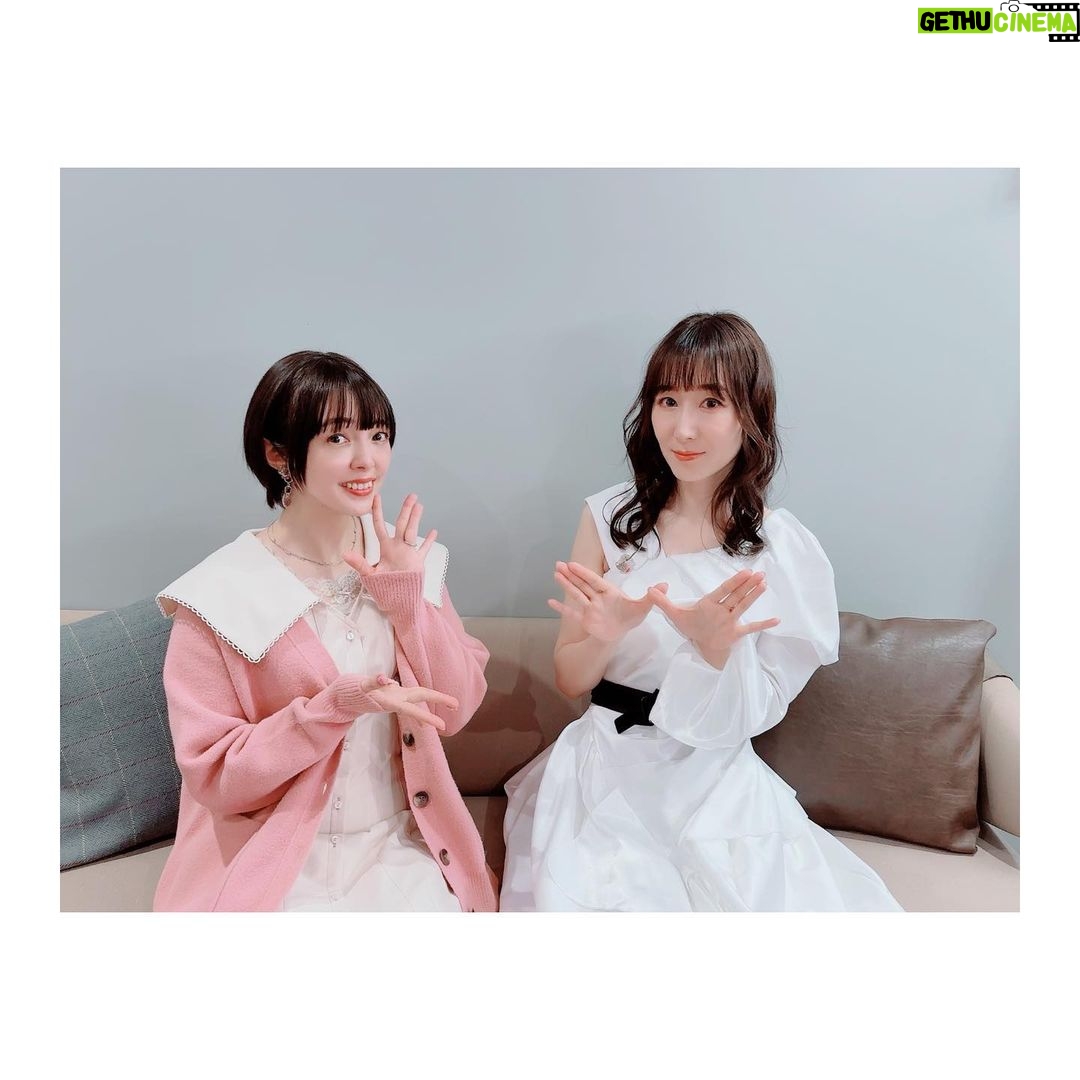Satomi Sato Instagram - * * * TVアニメ「#氷菓」 10周年記念フィルムコンサート ~神山高校の小さな音楽会~ ご来場・ご視聴くださった皆様 ありがとうございました🌸🌸🌸 * * 10年という時を経て また千反田えるちゃんに会えたこと 皆様の前で彼女を演じられたこと 「古典部の屈託」の復活 どれも全て奇跡みたいな出来事で ずっと気持ちがふわふわしていました。 長い間「氷菓」を愛してくださる皆様のお陰です。 本当にありがとうございました。 * * 「10年」というものに、漠然とした不安を感じていましたが 集まってくださった当時のスタッフさんたち 阪口さん、ChouChoさん、田中公平先生 見に来てくださったたタスクオーナー先生 オーケストラの皆さんが奏でる音楽 そしてファンの皆様のお陰で 自分でも不思議なほど、きゅーっと当時の気持ちが蘇ってきて 自然とえるちゃんになれました。 皆様の力は偉大ですね! * * そうそう!実は、今回、なななんと! ChouChoさん楽屋が一緒だったのですが 何を隠そう、ChouChoさんのデビュー前から ずっとずっとファンだったので オタクを隠しきれずずっとソワソワしていました。笑 そんな私に、優しく声をかけてくださり たくさんお喋りしてくださった女神ChouChoさん😭✨✨ 一緒に撮った写真は宝物です✨ 初めて生で「優しさの理由」を聴くことが出来て 舞台袖でずっと涙目なわたし。。。 素敵な歌声に、思わず会場から手拍子が生まれて その光景に感動してじ〜〜んとしていました。 最高すぎた。。。 * * 衣装のお話はブログの方で あれやこれやお話ししているので 宜しければ、そちらもご覧ください(*^^*) * * 「わたし、気になります!」 も 久しぶりに沢山言いました。笑 あの、なんか突然なんですけど 私は千反田えるという女の子が 大好きで大好きで大切でたまらんのです。 ふとした折に思い出しては 彼女に想いを馳せることもしばしば。 ずっと笑っていてほしいし 芽生える無数の探究心を大切に のびのび生きていてほしい。 そんな風に考えてしまうくらい大好きで それと同じくらい「氷菓」という作品も大好きなのです。 氷菓は、大好きな最高のスタッフさんたちと一緒に 大切に作り上げた作品です。 イベントの日に感じた皆様の氷菓への想いは きっと絶対作品制作に関わった全ての方に届いているはずだと 私は思います。 名作は色褪せない。 私が言わなくっても きっと、この先もずーーーっと氷菓は 沢山の方に愛されて続ける作品になるんだろうな(*^^*) * * いつか、また同窓会みたいに 皆様と集まれる日がきたらいいですね。 それまでどうかお元気で🌸 * * * #氷菓10周年 #氷菓音楽会 #阪口大助 さん #choucho さん #田中公平 先生 #オーケストラ #フィルムコンサート #千反田える #佐藤聡美 #🌸