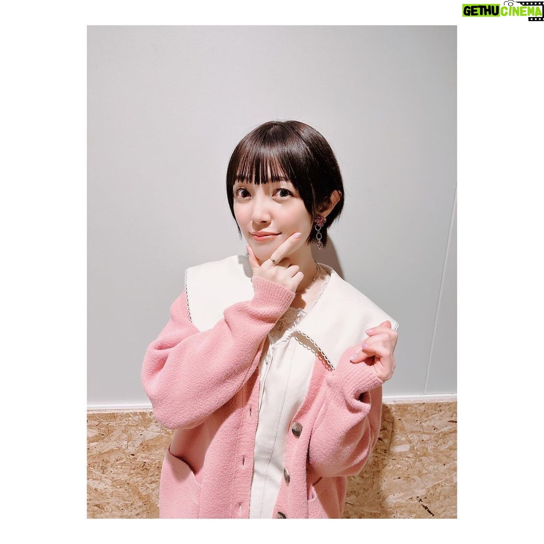 Satomi Sato Instagram - * * * TVアニメ「#氷菓」 10周年記念フィルムコンサート ~神山高校の小さな音楽会~ ご来場・ご視聴くださった皆様 ありがとうございました🌸🌸🌸 * * 10年という時を経て また千反田えるちゃんに会えたこと 皆様の前で彼女を演じられたこと 「古典部の屈託」の復活 どれも全て奇跡みたいな出来事で ずっと気持ちがふわふわしていました。 長い間「氷菓」を愛してくださる皆様のお陰です。 本当にありがとうございました。 * * 「10年」というものに、漠然とした不安を感じていましたが 集まってくださった当時のスタッフさんたち 阪口さん、ChouChoさん、田中公平先生 見に来てくださったたタスクオーナー先生 オーケストラの皆さんが奏でる音楽 そしてファンの皆様のお陰で 自分でも不思議なほど、きゅーっと当時の気持ちが蘇ってきて 自然とえるちゃんになれました。 皆様の力は偉大ですね! * * そうそう!実は、今回、なななんと! ChouChoさん楽屋が一緒だったのですが 何を隠そう、ChouChoさんのデビュー前から ずっとずっとファンだったので オタクを隠しきれずずっとソワソワしていました。笑 そんな私に、優しく声をかけてくださり たくさんお喋りしてくださった女神ChouChoさん😭✨✨ 一緒に撮った写真は宝物です✨ 初めて生で「優しさの理由」を聴くことが出来て 舞台袖でずっと涙目なわたし。。。 素敵な歌声に、思わず会場から手拍子が生まれて その光景に感動してじ〜〜んとしていました。 最高すぎた。。。 * * 衣装のお話はブログの方で あれやこれやお話ししているので 宜しければ、そちらもご覧ください(*^^*) * * 「わたし、気になります!」 も 久しぶりに沢山言いました。笑 あの、なんか突然なんですけど 私は千反田えるという女の子が 大好きで大好きで大切でたまらんのです。 ふとした折に思い出しては 彼女に想いを馳せることもしばしば。 ずっと笑っていてほしいし 芽生える無数の探究心を大切に のびのび生きていてほしい。 そんな風に考えてしまうくらい大好きで それと同じくらい「氷菓」という作品も大好きなのです。 氷菓は、大好きな最高のスタッフさんたちと一緒に 大切に作り上げた作品です。 イベントの日に感じた皆様の氷菓への想いは きっと絶対作品制作に関わった全ての方に届いているはずだと 私は思います。 名作は色褪せない。 私が言わなくっても きっと、この先もずーーーっと氷菓は 沢山の方に愛されて続ける作品になるんだろうな(*^^*) * * いつか、また同窓会みたいに 皆様と集まれる日がきたらいいですね。 それまでどうかお元気で🌸 * * * #氷菓10周年 #氷菓音楽会 #阪口大助 さん #choucho さん #田中公平 先生 #オーケストラ #フィルムコンサート #千反田える #佐藤聡美 #🌸