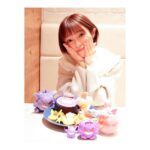 Satomi Sato Instagram - * * * * 「Pokémon Cafe」に行って来たよー💜💜 大好きなゲンガーのメニューを 堪能できるということで 超超頑張って予約をとりました…！笑 * * ぬいぐるみたちを連れてお出かけ。 こんなにガッツリした推し活は初めてで たくさん写真撮ったよ〜！！ わたしのカメラ唸ってたよ〜！！！ 余談ですが、三体の中で1番大きなゲンガーは 以前ポケセンでぬいぐるみを買おうとした際 上の棚にあったので何度かトライしたものの 手が届かずに取れなくて、諦めかけていたのを 外国人観光客の方が取ってくださったものなんです。 拙い英語でお礼を伝えたのですが、熱い感謝がご本人に 伝わってたらいいな…🥹とっても優しいお兄さんでした。 そんなあったかい思い出と共に ゲンガーにまみれてきたのだよー💜 ちなちな、真ん中のゲンガーはブラインド商品で モンスターボールの中にぎゅうぎゅうにされてた可愛いやつ。 小さいやつは、入店前にガチャガチャでゲットしました🥰 くぅ〜！可愛いねぇ。可愛いねぇ。 * * * 当日は楽しすぎて、終始体からハートが出ていたんじゃ なかろうか.｡oO💜💜💜 ご飯も美味しくて可愛くて美味しすぎて楽しくて、なんかもう きっと説明はいらない…。笑 この楽しそうな顔から色々感じ取ってください☺️ * * 写真はまだあるから、また思い出を載せるよー！ 待っててねー！！ * * * #ポケモン #ポケットモンスター #pokemon #pokemoncafe #ポケモンカフェ #ゲンガー #推し活 #可愛い #美味しい #大好き #biglove #💜 #佐藤聡美