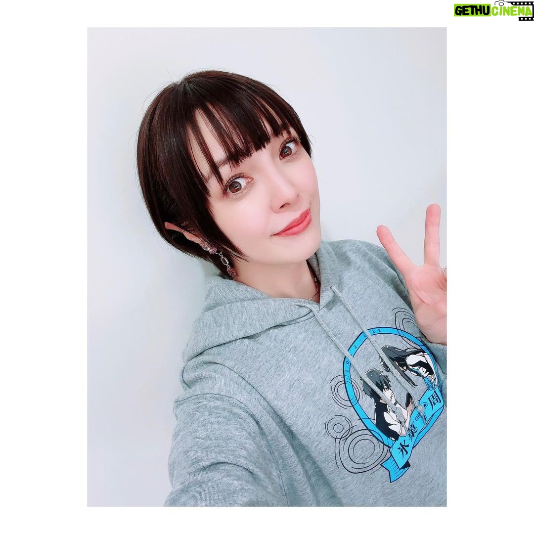 Satomi Sato Instagram - * * * TVアニメ「#氷菓」 10周年記念フィルムコンサート ~神山高校の小さな音楽会~ ご来場・ご視聴くださった皆様 ありがとうございました🌸🌸🌸 * * 10年という時を経て また千反田えるちゃんに会えたこと 皆様の前で彼女を演じられたこと 「古典部の屈託」の復活 どれも全て奇跡みたいな出来事で ずっと気持ちがふわふわしていました。 長い間「氷菓」を愛してくださる皆様のお陰です。 本当にありがとうございました。 * * 「10年」というものに、漠然とした不安を感じていましたが 集まってくださった当時のスタッフさんたち 阪口さん、ChouChoさん、田中公平先生 見に来てくださったたタスクオーナー先生 オーケストラの皆さんが奏でる音楽 そしてファンの皆様のお陰で 自分でも不思議なほど、きゅーっと当時の気持ちが蘇ってきて 自然とえるちゃんになれました。 皆様の力は偉大ですね! * * そうそう!実は、今回、なななんと! ChouChoさん楽屋が一緒だったのですが 何を隠そう、ChouChoさんのデビュー前から ずっとずっとファンだったので オタクを隠しきれずずっとソワソワしていました。笑 そんな私に、優しく声をかけてくださり たくさんお喋りしてくださった女神ChouChoさん😭✨✨ 一緒に撮った写真は宝物です✨ 初めて生で「優しさの理由」を聴くことが出来て 舞台袖でずっと涙目なわたし。。。 素敵な歌声に、思わず会場から手拍子が生まれて その光景に感動してじ〜〜んとしていました。 最高すぎた。。。 * * 衣装のお話はブログの方で あれやこれやお話ししているので 宜しければ、そちらもご覧ください(*^^*) * * 「わたし、気になります!」 も 久しぶりに沢山言いました。笑 あの、なんか突然なんですけど 私は千反田えるという女の子が 大好きで大好きで大切でたまらんのです。 ふとした折に思い出しては 彼女に想いを馳せることもしばしば。 ずっと笑っていてほしいし 芽生える無数の探究心を大切に のびのび生きていてほしい。 そんな風に考えてしまうくらい大好きで それと同じくらい「氷菓」という作品も大好きなのです。 氷菓は、大好きな最高のスタッフさんたちと一緒に 大切に作り上げた作品です。 イベントの日に感じた皆様の氷菓への想いは きっと絶対作品制作に関わった全ての方に届いているはずだと 私は思います。 名作は色褪せない。 私が言わなくっても きっと、この先もずーーーっと氷菓は 沢山の方に愛されて続ける作品になるんだろうな(*^^*) * * いつか、また同窓会みたいに 皆様と集まれる日がきたらいいですね。 それまでどうかお元気で🌸 * * * #氷菓10周年 #氷菓音楽会 #阪口大助 さん #choucho さん #田中公平 先生 #オーケストラ #フィルムコンサート #千反田える #佐藤聡美 #🌸