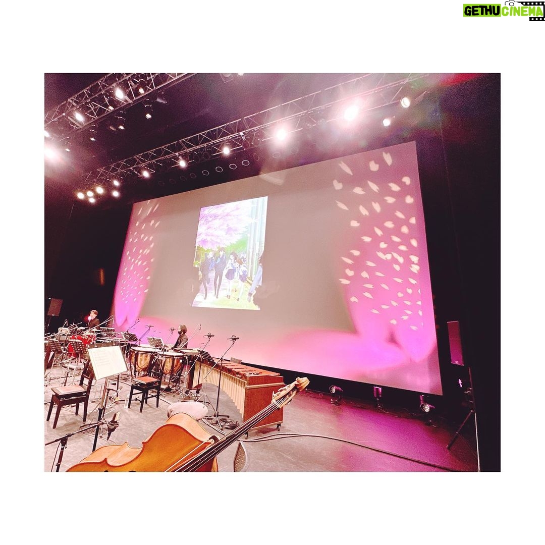 Satomi Sato Instagram - * * * TVアニメ「#氷菓」 10周年記念フィルムコンサート ~神山高校の小さな音楽会~ ご来場・ご視聴くださった皆様 ありがとうございました🌸🌸🌸 * * 10年という時を経て また千反田えるちゃんに会えたこと 皆様の前で彼女を演じられたこと 「古典部の屈託」の復活 どれも全て奇跡みたいな出来事で ずっと気持ちがふわふわしていました。 長い間「氷菓」を愛してくださる皆様のお陰です。 本当にありがとうございました。 * * 「10年」というものに、漠然とした不安を感じていましたが 集まってくださった当時のスタッフさんたち 阪口さん、ChouChoさん、田中公平先生 見に来てくださったたタスクオーナー先生 オーケストラの皆さんが奏でる音楽 そしてファンの皆様のお陰で 自分でも不思議なほど、きゅーっと当時の気持ちが蘇ってきて 自然とえるちゃんになれました。 皆様の力は偉大ですね! * * そうそう!実は、今回、なななんと! ChouChoさん楽屋が一緒だったのですが 何を隠そう、ChouChoさんのデビュー前から ずっとずっとファンだったので オタクを隠しきれずずっとソワソワしていました。笑 そんな私に、優しく声をかけてくださり たくさんお喋りしてくださった女神ChouChoさん😭✨✨ 一緒に撮った写真は宝物です✨ 初めて生で「優しさの理由」を聴くことが出来て 舞台袖でずっと涙目なわたし。。。 素敵な歌声に、思わず会場から手拍子が生まれて その光景に感動してじ〜〜んとしていました。 最高すぎた。。。 * * 衣装のお話はブログの方で あれやこれやお話ししているので 宜しければ、そちらもご覧ください(*^^*) * * 「わたし、気になります!」 も 久しぶりに沢山言いました。笑 あの、なんか突然なんですけど 私は千反田えるという女の子が 大好きで大好きで大切でたまらんのです。 ふとした折に思い出しては 彼女に想いを馳せることもしばしば。 ずっと笑っていてほしいし 芽生える無数の探究心を大切に のびのび生きていてほしい。 そんな風に考えてしまうくらい大好きで それと同じくらい「氷菓」という作品も大好きなのです。 氷菓は、大好きな最高のスタッフさんたちと一緒に 大切に作り上げた作品です。 イベントの日に感じた皆様の氷菓への想いは きっと絶対作品制作に関わった全ての方に届いているはずだと 私は思います。 名作は色褪せない。 私が言わなくっても きっと、この先もずーーーっと氷菓は 沢山の方に愛されて続ける作品になるんだろうな(*^^*) * * いつか、また同窓会みたいに 皆様と集まれる日がきたらいいですね。 それまでどうかお元気で🌸 * * * #氷菓10周年 #氷菓音楽会 #阪口大助 さん #choucho さん #田中公平 先生 #オーケストラ #フィルムコンサート #千反田える #佐藤聡美 #🌸
