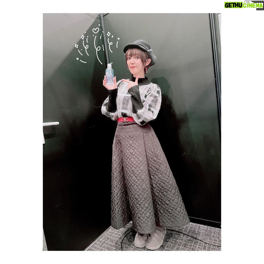 Satomi Sato Instagram - * * * #ブルアカふぇす !にご来場くださった先生 『#ブルアカらいぶ!せかんどあにばSP!直前集会ぱーと2』を 見守ってくださった 生先生と配信先生 ありがとうございました✨✨ * * 私にとって大切な作品で 思い入れのあるキャラクターなので、いつか 皆様の前でブルアカとノドカについて お話しする機会があればいいな…と思っていたのが こんな素敵な形で叶ってとても嬉しかったです☺️ * * ステージ上では、出演者の皆様の 熱い想いが炸裂しまくっていて 頷きが止まりませんでした。笑 イベントや着せ替え、諸々が現実になるといいですね!! ノドカも南国リゾートホテルの女将になって 蜂蜜がたっぷりかかったふかふかのパンケーキを 3枚くらい食べて欲しいものです。笑 番組内では触れられませんでしたが 事前のアンケートに思いの丈を ばちばちにぶちまけておいたので 偉い人の目にとまりますように…♡ * * バタバタしすぎていたので 共演した皆様とお写真撮れず。。。残念…!! しかし、タイミングよく市来さんを発見したので 一緒に撮ってもらいました✌️ ゲームが上手で優しい癒し系お兄さん☺️感謝です もし次の機会があれば、一緒にステージに出られたらいいな〜! * * 今回の衣装は、もうお分かりでしょう。。。 ノドカを意識してみました! どやーーーん!!! 帽子も同じ様なものを選んだり いつも暖かそうな服装をしているノドカなので ニットやキルティングのスカートにして ブーツもムートンでふかふかです。 お洋服に赤が入っていたので、差し色で入れてみました❤️ よく見ると、イヤリングは雪の結晶になってるんですよ。 ふふふ。 イベントまでの期間、ゲームで遊んだり ノドカを想いながら衣装を選んでいた時間は 本当に至福でした。 改めて、素敵な機会をありがとうございます。 そして、#ブルアカ 2周年 おめでとうございます🎉🎉🎉 なにやら物凄い盛り上がりを見せてくれているので わくわくしちゃうーー!!! またノドカを通して 先生に会える日を心待ちにしていますね! ふふふ! 私は今日頑張ったのでこのあと プリンを、二つも食べちゃいます🍮🍮 * * * あっ、イベント中に言ってたお水 すごく可愛かったので写真撮りました♡ * * * * #ブルーアーカイブ #2周年 #イベント #生配信 #ありがとうございました #楽しかった #☺️ #市来光弘 さん #先輩 ! #ありがとうございます ! #先生 #また会いましょう #❤️ #お水 #可愛い #ノドカ #先生を見守るポーズ #癖が強すぎる #🤗 #佐藤聡美