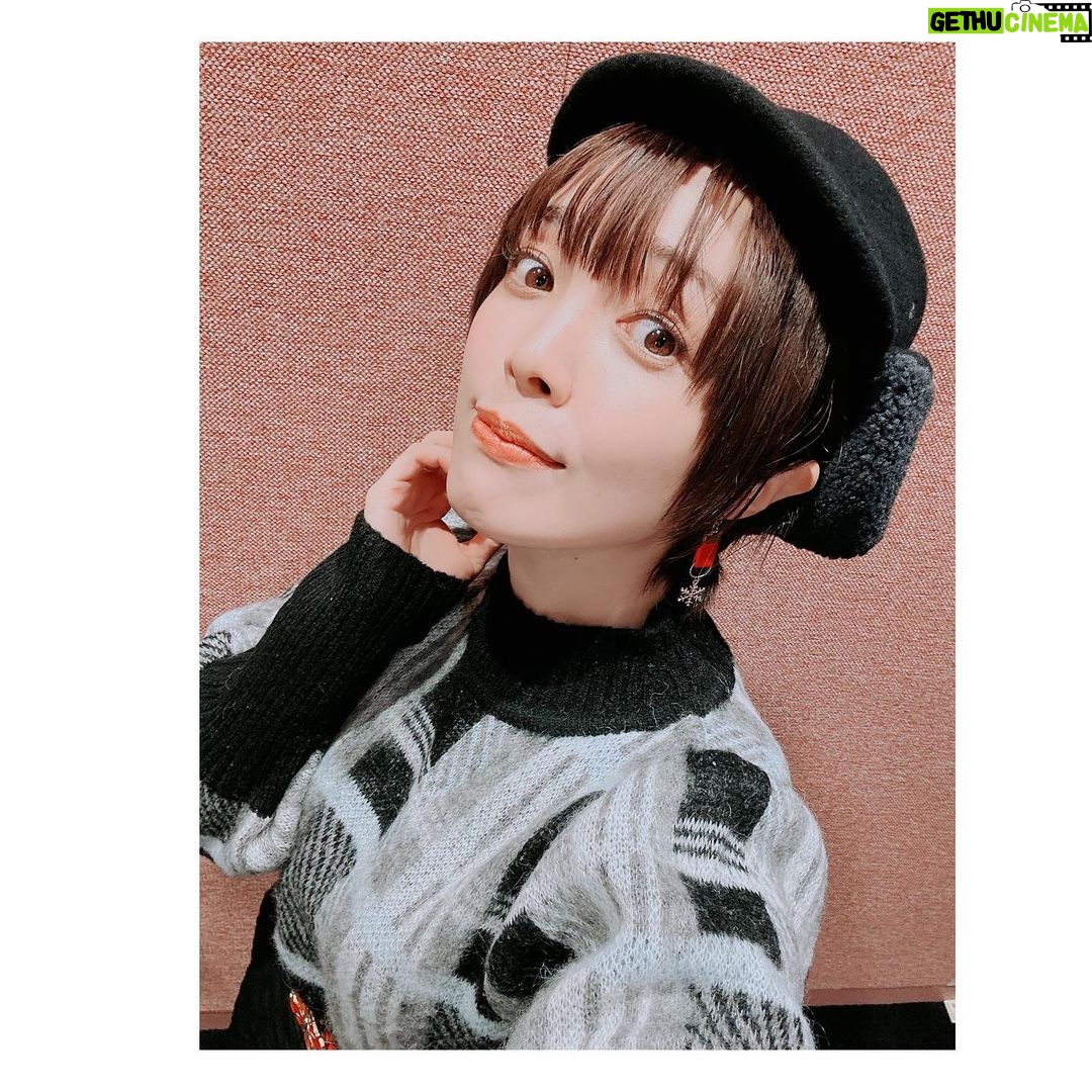 Satomi Sato Instagram - * * * #ブルアカふぇす !にご来場くださった先生 『#ブルアカらいぶ!せかんどあにばSP!直前集会ぱーと2』を 見守ってくださった 生先生と配信先生 ありがとうございました✨✨ * * 私にとって大切な作品で 思い入れのあるキャラクターなので、いつか 皆様の前でブルアカとノドカについて お話しする機会があればいいな…と思っていたのが こんな素敵な形で叶ってとても嬉しかったです☺️ * * ステージ上では、出演者の皆様の 熱い想いが炸裂しまくっていて 頷きが止まりませんでした。笑 イベントや着せ替え、諸々が現実になるといいですね!! ノドカも南国リゾートホテルの女将になって 蜂蜜がたっぷりかかったふかふかのパンケーキを 3枚くらい食べて欲しいものです。笑 番組内では触れられませんでしたが 事前のアンケートに思いの丈を ばちばちにぶちまけておいたので 偉い人の目にとまりますように…♡ * * バタバタしすぎていたので 共演した皆様とお写真撮れず。。。残念…!! しかし、タイミングよく市来さんを発見したので 一緒に撮ってもらいました✌️ ゲームが上手で優しい癒し系お兄さん☺️感謝です もし次の機会があれば、一緒にステージに出られたらいいな〜! * * 今回の衣装は、もうお分かりでしょう。。。 ノドカを意識してみました! どやーーーん!!! 帽子も同じ様なものを選んだり いつも暖かそうな服装をしているノドカなので ニットやキルティングのスカートにして ブーツもムートンでふかふかです。 お洋服に赤が入っていたので、差し色で入れてみました❤️ よく見ると、イヤリングは雪の結晶になってるんですよ。 ふふふ。 イベントまでの期間、ゲームで遊んだり ノドカを想いながら衣装を選んでいた時間は 本当に至福でした。 改めて、素敵な機会をありがとうございます。 そして、#ブルアカ 2周年 おめでとうございます🎉🎉🎉 なにやら物凄い盛り上がりを見せてくれているので わくわくしちゃうーー!!! またノドカを通して 先生に会える日を心待ちにしていますね! ふふふ! 私は今日頑張ったのでこのあと プリンを、二つも食べちゃいます🍮🍮 * * * あっ、イベント中に言ってたお水 すごく可愛かったので写真撮りました♡ * * * * #ブルーアーカイブ #2周年 #イベント #生配信 #ありがとうございました #楽しかった #☺️ #市来光弘 さん #先輩 ! #ありがとうございます ! #先生 #また会いましょう #❤️ #お水 #可愛い #ノドカ #先生を見守るポーズ #癖が強すぎる #🤗 #佐藤聡美