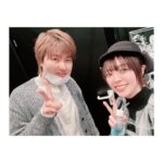 Satomi Sato Instagram - * * * #ブルアカふぇす ！にご来場くださった先生 『#ブルアカらいぶ！せかんどあにばSP！直前集会ぱーと2』を 見守ってくださった 生先生と配信先生 ありがとうございました✨✨ * * 私にとって大切な作品で 思い入れのあるキャラクターなので、いつか 皆様の前でブルアカとノドカについて お話しする機会があればいいな…と思っていたのが こんな素敵な形で叶ってとても嬉しかったです☺️ * * ステージ上では、出演者の皆様の 熱い想いが炸裂しまくっていて 頷きが止まりませんでした。笑 イベントや着せ替え、諸々が現実になるといいですね！！ ノドカも南国リゾートホテルの女将になって 蜂蜜がたっぷりかかったふかふかのパンケーキを 3枚くらい食べて欲しいものです。笑 番組内では触れられませんでしたが 事前のアンケートに思いの丈を ばちばちにぶちまけておいたので 偉い人の目にとまりますように…♡ * * バタバタしすぎていたので 共演した皆様とお写真撮れず。。。残念…！！ しかし、タイミングよく市来さんを発見したので 一緒に撮ってもらいました✌️ ゲームが上手で優しい癒し系お兄さん☺️感謝です もし次の機会があれば、一緒にステージに出られたらいいな〜！ * * 今回の衣装は、もうお分かりでしょう。。。 ノドカを意識してみました！ どやーーーん！！！ 帽子も同じ様なものを選んだり いつも暖かそうな服装をしているノドカなので ニットやキルティングのスカートにして ブーツもムートンでふかふかです。 お洋服に赤が入っていたので、差し色で入れてみました❤️ よく見ると、イヤリングは雪の結晶になってるんですよ。 ふふふ。 イベントまでの期間、ゲームで遊んだり ノドカを想いながら衣装を選んでいた時間は 本当に至福でした。 改めて、素敵な機会をありがとうございます。 そして、#ブルアカ 2周年 おめでとうございます🎉🎉🎉 なにやら物凄い盛り上がりを見せてくれているので わくわくしちゃうーー！！！ またノドカを通して 先生に会える日を心待ちにしていますね！ ふふふ！ 私は今日頑張ったのでこのあと プリンを、二つも食べちゃいます🍮🍮 * * * あっ、イベント中に言ってたお水 すごく可愛かったので写真撮りました♡ * * * * #ブルーアーカイブ #2周年 #イベント #生配信 #ありがとうございました #楽しかった #☺️ #市来光弘 さん #先輩 ！ #ありがとうございます ！ #先生 #また会いましょう #❤️ #お水 #可愛い #ノドカ #先生を見守るポーズ #癖が強すぎる #🤗 #佐藤聡美