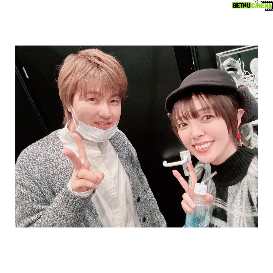 Satomi Sato Instagram - * * * #ブルアカふぇす !にご来場くださった先生 『#ブルアカらいぶ!せかんどあにばSP!直前集会ぱーと2』を 見守ってくださった 生先生と配信先生 ありがとうございました✨✨ * * 私にとって大切な作品で 思い入れのあるキャラクターなので、いつか 皆様の前でブルアカとノドカについて お話しする機会があればいいな…と思っていたのが こんな素敵な形で叶ってとても嬉しかったです☺️ * * ステージ上では、出演者の皆様の 熱い想いが炸裂しまくっていて 頷きが止まりませんでした。笑 イベントや着せ替え、諸々が現実になるといいですね!! ノドカも南国リゾートホテルの女将になって 蜂蜜がたっぷりかかったふかふかのパンケーキを 3枚くらい食べて欲しいものです。笑 番組内では触れられませんでしたが 事前のアンケートに思いの丈を ばちばちにぶちまけておいたので 偉い人の目にとまりますように…♡ * * バタバタしすぎていたので 共演した皆様とお写真撮れず。。。残念…!! しかし、タイミングよく市来さんを発見したので 一緒に撮ってもらいました✌️ ゲームが上手で優しい癒し系お兄さん☺️感謝です もし次の機会があれば、一緒にステージに出られたらいいな〜! * * 今回の衣装は、もうお分かりでしょう。。。 ノドカを意識してみました! どやーーーん!!! 帽子も同じ様なものを選んだり いつも暖かそうな服装をしているノドカなので ニットやキルティングのスカートにして ブーツもムートンでふかふかです。 お洋服に赤が入っていたので、差し色で入れてみました❤️ よく見ると、イヤリングは雪の結晶になってるんですよ。 ふふふ。 イベントまでの期間、ゲームで遊んだり ノドカを想いながら衣装を選んでいた時間は 本当に至福でした。 改めて、素敵な機会をありがとうございます。 そして、#ブルアカ 2周年 おめでとうございます🎉🎉🎉 なにやら物凄い盛り上がりを見せてくれているので わくわくしちゃうーー!!! またノドカを通して 先生に会える日を心待ちにしていますね! ふふふ! 私は今日頑張ったのでこのあと プリンを、二つも食べちゃいます🍮🍮 * * * あっ、イベント中に言ってたお水 すごく可愛かったので写真撮りました♡ * * * * #ブルーアーカイブ #2周年 #イベント #生配信 #ありがとうございました #楽しかった #☺️ #市来光弘 さん #先輩 ! #ありがとうございます ! #先生 #また会いましょう #❤️ #お水 #可愛い #ノドカ #先生を見守るポーズ #癖が強すぎる #🤗 #佐藤聡美