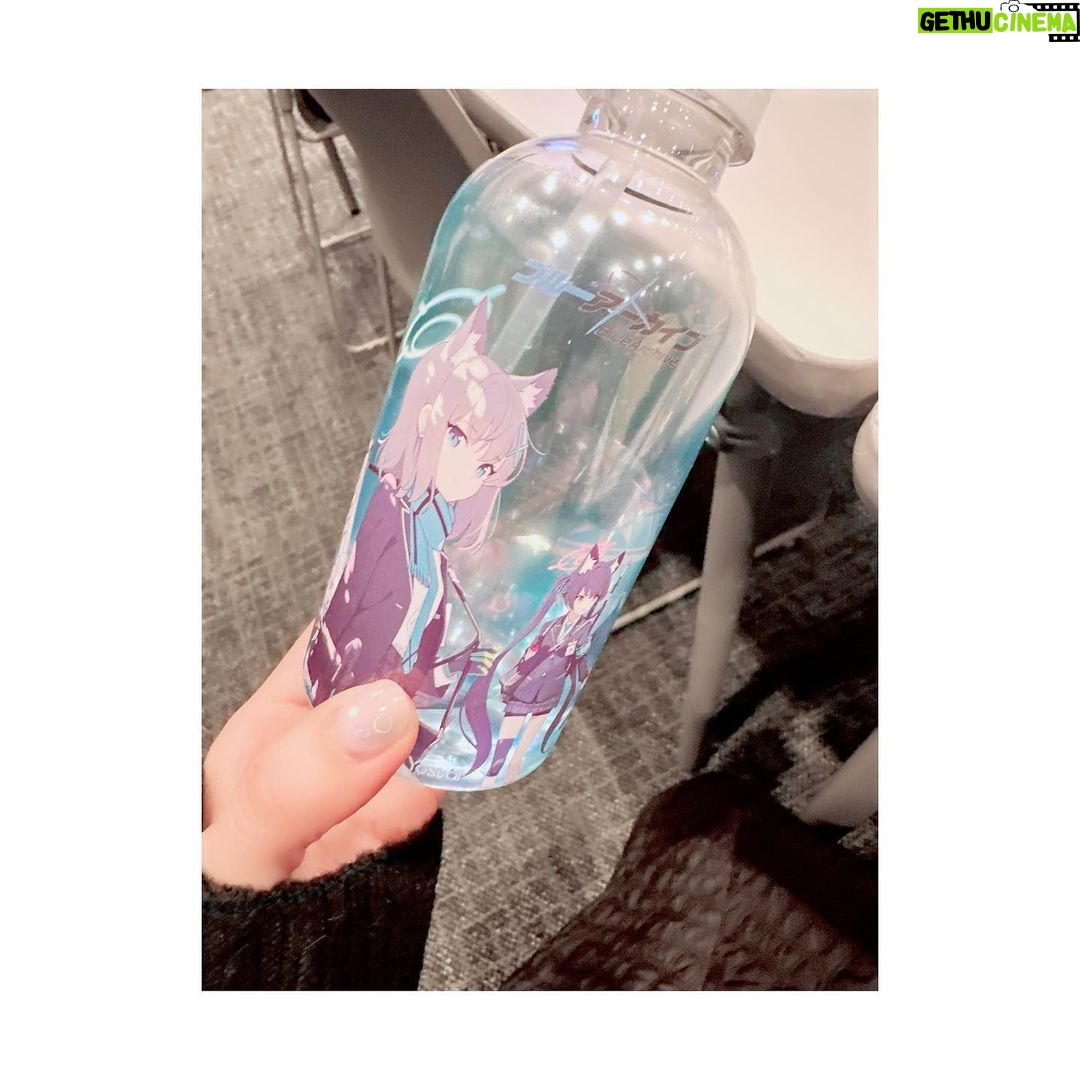 Satomi Sato Instagram - * * * #ブルアカふぇす !にご来場くださった先生 『#ブルアカらいぶ!せかんどあにばSP!直前集会ぱーと2』を 見守ってくださった 生先生と配信先生 ありがとうございました✨✨ * * 私にとって大切な作品で 思い入れのあるキャラクターなので、いつか 皆様の前でブルアカとノドカについて お話しする機会があればいいな…と思っていたのが こんな素敵な形で叶ってとても嬉しかったです☺️ * * ステージ上では、出演者の皆様の 熱い想いが炸裂しまくっていて 頷きが止まりませんでした。笑 イベントや着せ替え、諸々が現実になるといいですね!! ノドカも南国リゾートホテルの女将になって 蜂蜜がたっぷりかかったふかふかのパンケーキを 3枚くらい食べて欲しいものです。笑 番組内では触れられませんでしたが 事前のアンケートに思いの丈を ばちばちにぶちまけておいたので 偉い人の目にとまりますように…♡ * * バタバタしすぎていたので 共演した皆様とお写真撮れず。。。残念…!! しかし、タイミングよく市来さんを発見したので 一緒に撮ってもらいました✌️ ゲームが上手で優しい癒し系お兄さん☺️感謝です もし次の機会があれば、一緒にステージに出られたらいいな〜! * * 今回の衣装は、もうお分かりでしょう。。。 ノドカを意識してみました! どやーーーん!!! 帽子も同じ様なものを選んだり いつも暖かそうな服装をしているノドカなので ニットやキルティングのスカートにして ブーツもムートンでふかふかです。 お洋服に赤が入っていたので、差し色で入れてみました❤️ よく見ると、イヤリングは雪の結晶になってるんですよ。 ふふふ。 イベントまでの期間、ゲームで遊んだり ノドカを想いながら衣装を選んでいた時間は 本当に至福でした。 改めて、素敵な機会をありがとうございます。 そして、#ブルアカ 2周年 おめでとうございます🎉🎉🎉 なにやら物凄い盛り上がりを見せてくれているので わくわくしちゃうーー!!! またノドカを通して 先生に会える日を心待ちにしていますね! ふふふ! 私は今日頑張ったのでこのあと プリンを、二つも食べちゃいます🍮🍮 * * * あっ、イベント中に言ってたお水 すごく可愛かったので写真撮りました♡ * * * * #ブルーアーカイブ #2周年 #イベント #生配信 #ありがとうございました #楽しかった #☺️ #市来光弘 さん #先輩 ! #ありがとうございます ! #先生 #また会いましょう #❤️ #お水 #可愛い #ノドカ #先生を見守るポーズ #癖が強すぎる #🤗 #佐藤聡美