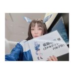 Satomi Sato Instagram - * * * * 「ウマ娘プリティーダービー5th EVENT ARENA TOUR GO BEYOND-WISH-」 DAY1にシークレットゲストとして 三女神が出演させていただきましたよ❤️💙💛 私にとって初めての「ウマ娘」のイベントは 声出しが久々に解禁されるという 嬉しいタイミングでの出演でした。 * * 少しでもイベントを盛り上げられたら…！と 当日はグッズTシャツを着て気合を入れて ネイルは、ゴドルフィンバルブをイメージして お馴染みの天才ネイリストさんにお願いしました。 とても可愛くてお爪見ていつもハッピーです♡ 衣装も耳も、制作チームの皆様が完全再現してくださったので わたしもハーフウィッグを付けて、ゴドルフィンバルブ感を 出せたらと…！がんばって！みまし！た！！！ 久々のハーフパンツの丈感に震えましたが。笑 キャラクターそのままな進藤さん斎賀さんに 挟まれたお陰で、それっぽく見えている気がします…！ おふたりに感謝✨ 進藤さんとは楽屋が一緒で、たくさんたくさん お喋りできて幸せでした…♡ たまに津田ちゃんも来てくれてさらに幸せ♡♡ 大好きなあけちゃんとも会えて すごく嬉しかったー！！ 素晴らしい実況でしたよね☺️感動✨ 解説席にはペンライトとうちわがあったので ふりふりさせていただきました！たのしかったー！ スタッフさんがうちわをキラキラさせてくれて とても可愛かったので見てください…！ あと、移動やメイクやお着替えの際に スタッフさんがその場所まで連れて行ってくれるのですが その時に「女神入られまーす！」「女神こちらでーす！」と 言ってくださるのが面白かったです。 調子にのって 「女神ですー☺️」「女神入りますー☺️」と 言ってた人がいるみたいなんですけどー いったいだれなんでしょうねー？？？？ふふふー。 * * * そんなこんなで、初参加のイベントを 満喫させていただきました。 トレーナーさんたちの熱気と大きな歓声 キラキラ輝く可愛いウマ娘ちゃんたち どこを切り取っても素敵で幸せな空間。 そんな場所に呼んでいただけたことを とても嬉しく思っています。 またお会いできる日を楽しみにしていますね。 トレーナーさん！ * * * あ！ ウマ娘ちゃんたちと撮った写真は また後ほど載せますー🐎🐎🐎！ * * * * #ウマ娘 #ウマ娘プリティーダービー #アリーナツアー #GO BEYOND WISH #DAY1 #シークレット #三女神 #ダーレーアラビアン #進藤尚美 さん #バイアリーターク #斎賀みつき さん #実況 #明坂聡美 ちゃん #ゴドルフィンバルブ #佐藤聡美 #ありがとうございました