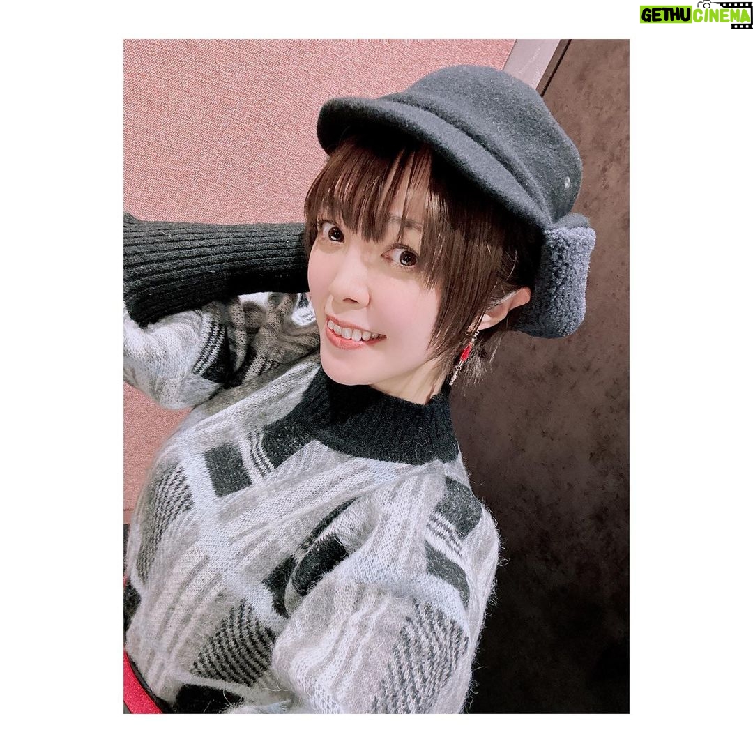 Satomi Sato Instagram - * * * #ブルアカふぇす !にご来場くださった先生 『#ブルアカらいぶ!せかんどあにばSP!直前集会ぱーと2』を 見守ってくださった 生先生と配信先生 ありがとうございました✨✨ * * 私にとって大切な作品で 思い入れのあるキャラクターなので、いつか 皆様の前でブルアカとノドカについて お話しする機会があればいいな…と思っていたのが こんな素敵な形で叶ってとても嬉しかったです☺️ * * ステージ上では、出演者の皆様の 熱い想いが炸裂しまくっていて 頷きが止まりませんでした。笑 イベントや着せ替え、諸々が現実になるといいですね!! ノドカも南国リゾートホテルの女将になって 蜂蜜がたっぷりかかったふかふかのパンケーキを 3枚くらい食べて欲しいものです。笑 番組内では触れられませんでしたが 事前のアンケートに思いの丈を ばちばちにぶちまけておいたので 偉い人の目にとまりますように…♡ * * バタバタしすぎていたので 共演した皆様とお写真撮れず。。。残念…!! しかし、タイミングよく市来さんを発見したので 一緒に撮ってもらいました✌️ ゲームが上手で優しい癒し系お兄さん☺️感謝です もし次の機会があれば、一緒にステージに出られたらいいな〜! * * 今回の衣装は、もうお分かりでしょう。。。 ノドカを意識してみました! どやーーーん!!! 帽子も同じ様なものを選んだり いつも暖かそうな服装をしているノドカなので ニットやキルティングのスカートにして ブーツもムートンでふかふかです。 お洋服に赤が入っていたので、差し色で入れてみました❤️ よく見ると、イヤリングは雪の結晶になってるんですよ。 ふふふ。 イベントまでの期間、ゲームで遊んだり ノドカを想いながら衣装を選んでいた時間は 本当に至福でした。 改めて、素敵な機会をありがとうございます。 そして、#ブルアカ 2周年 おめでとうございます🎉🎉🎉 なにやら物凄い盛り上がりを見せてくれているので わくわくしちゃうーー!!! またノドカを通して 先生に会える日を心待ちにしていますね! ふふふ! 私は今日頑張ったのでこのあと プリンを、二つも食べちゃいます🍮🍮 * * * あっ、イベント中に言ってたお水 すごく可愛かったので写真撮りました♡ * * * * #ブルーアーカイブ #2周年 #イベント #生配信 #ありがとうございました #楽しかった #☺️ #市来光弘 さん #先輩 ! #ありがとうございます ! #先生 #また会いましょう #❤️ #お水 #可愛い #ノドカ #先生を見守るポーズ #癖が強すぎる #🤗 #佐藤聡美