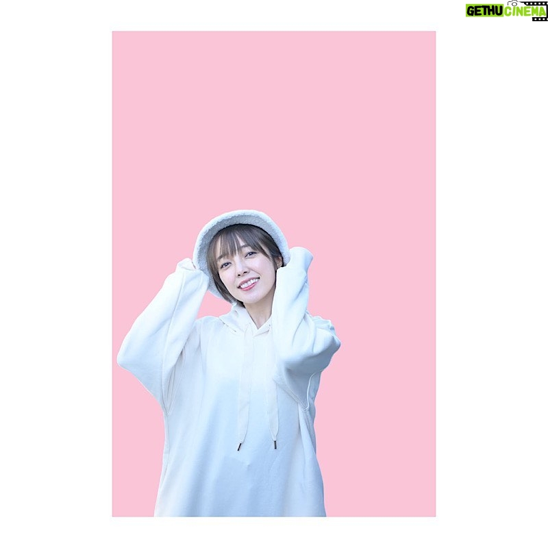 Satomi Sato Instagram - * * * あけましておめでとうございます。 本年もどうぞよろしくお願いします。 * * * 2023年が始まりましたね。 皆さんはどんな年末年始でしたか? 我が家は、年越しそばを食べて 初詣をしておせちを食べて ぜんざいを食べて ずんだ餅も食べました。 おもちさいこう…!!! 栗きんとんと数の子は神…!!! 卯年っぽい子どもの写真を撮ってたら 家族が沢山写真を撮ってくれたので載せてみた結果 私とご飯が交互に押し寄せてきますね。🍙☺️🍙☺️わはは! * * お正月が楽しすぎて 現実に戻りたくない!!(体重計的な意味で) と嘆いてしまうくらい ご飯が美味しくて、楽しくて、ずっと笑っていました。がはは! * * 年明けの連絡で一緒に、ゲームをする約束をした人たちと スプラトゥーンな時間を過ごすのも 楽しかったんじゃなイカな🦑ふふふ しかし、私の大親友ちゃんたちが みんな感染症でダウン。。。 とっても流行ってるみたいなので 引き続き手洗いうがいを続けて 予防に努めたいと思います。🫧 皆さんも体調には気を付けてくださいね。 * * 余談ですが お正月のお節に入っていたレバーパテとカラスミ 偶然飲んだエールビールに心を鷲掴みにされて、もう、大変。 大人な皆様からのオススメ情報 お待ちしております😈 * * お正月をがっつり満喫したので 今年もお仕事がんばりますよー!! ふぁいと!おーーー!!! * * * #2023 #初投稿 #卯年 #うさぎ #何かと縁がある動物 #🐰 #おせち料理 #年越しそば #ずんだ餅 #レバーパテ #エールビール #からすみ #情報 #お待ちしています #らくがき #がんばった #今年もよろしくお願いします #佐藤聡美