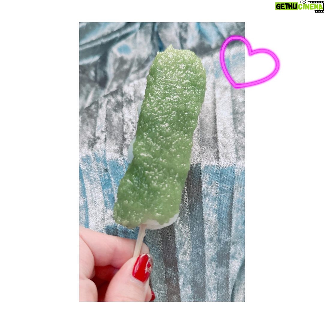 Satomi Sato Instagram - * * * あけましておめでとうございます。 本年もどうぞよろしくお願いします。 * * * 2023年が始まりましたね。 皆さんはどんな年末年始でしたか? 我が家は、年越しそばを食べて 初詣をしておせちを食べて ぜんざいを食べて ずんだ餅も食べました。 おもちさいこう…!!! 栗きんとんと数の子は神…!!! 卯年っぽい子どもの写真を撮ってたら 家族が沢山写真を撮ってくれたので載せてみた結果 私とご飯が交互に押し寄せてきますね。🍙☺️🍙☺️わはは! * * お正月が楽しすぎて 現実に戻りたくない!!(体重計的な意味で) と嘆いてしまうくらい ご飯が美味しくて、楽しくて、ずっと笑っていました。がはは! * * 年明けの連絡で一緒に、ゲームをする約束をした人たちと スプラトゥーンな時間を過ごすのも 楽しかったんじゃなイカな🦑ふふふ しかし、私の大親友ちゃんたちが みんな感染症でダウン。。。 とっても流行ってるみたいなので 引き続き手洗いうがいを続けて 予防に努めたいと思います。🫧 皆さんも体調には気を付けてくださいね。 * * 余談ですが お正月のお節に入っていたレバーパテとカラスミ 偶然飲んだエールビールに心を鷲掴みにされて、もう、大変。 大人な皆様からのオススメ情報 お待ちしております😈 * * お正月をがっつり満喫したので 今年もお仕事がんばりますよー!! ふぁいと!おーーー!!! * * * #2023 #初投稿 #卯年 #うさぎ #何かと縁がある動物 #🐰 #おせち料理 #年越しそば #ずんだ餅 #レバーパテ #エールビール #からすみ #情報 #お待ちしています #らくがき #がんばった #今年もよろしくお願いします #佐藤聡美