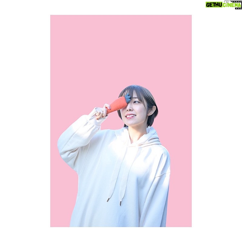 Satomi Sato Instagram - * * * あけましておめでとうございます。 本年もどうぞよろしくお願いします。 * * * 2023年が始まりましたね。 皆さんはどんな年末年始でしたか? 我が家は、年越しそばを食べて 初詣をしておせちを食べて ぜんざいを食べて ずんだ餅も食べました。 おもちさいこう…!!! 栗きんとんと数の子は神…!!! 卯年っぽい子どもの写真を撮ってたら 家族が沢山写真を撮ってくれたので載せてみた結果 私とご飯が交互に押し寄せてきますね。🍙☺️🍙☺️わはは! * * お正月が楽しすぎて 現実に戻りたくない!!(体重計的な意味で) と嘆いてしまうくらい ご飯が美味しくて、楽しくて、ずっと笑っていました。がはは! * * 年明けの連絡で一緒に、ゲームをする約束をした人たちと スプラトゥーンな時間を過ごすのも 楽しかったんじゃなイカな🦑ふふふ しかし、私の大親友ちゃんたちが みんな感染症でダウン。。。 とっても流行ってるみたいなので 引き続き手洗いうがいを続けて 予防に努めたいと思います。🫧 皆さんも体調には気を付けてくださいね。 * * 余談ですが お正月のお節に入っていたレバーパテとカラスミ 偶然飲んだエールビールに心を鷲掴みにされて、もう、大変。 大人な皆様からのオススメ情報 お待ちしております😈 * * お正月をがっつり満喫したので 今年もお仕事がんばりますよー!! ふぁいと!おーーー!!! * * * #2023 #初投稿 #卯年 #うさぎ #何かと縁がある動物 #🐰 #おせち料理 #年越しそば #ずんだ餅 #レバーパテ #エールビール #からすみ #情報 #お待ちしています #らくがき #がんばった #今年もよろしくお願いします #佐藤聡美