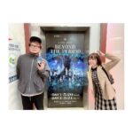 Satomi Sato Instagram - * * * 先日、興津さんたちと一緒に 『劇場版アイドリッシュセブン LIVE 4bit BEYOND THE PERiOD』を観てきました🌈 * * * わたくし、チケットを取る役目を仰せつかったので 張り切って人数分購入したら、なんと、まさかの 応援上映の回でした…！！ 普通の上映回を購入したつもりだったのですが まさかの、まさかの、応援上映…！！！！ まともにチケットを買えないポンコツマネージャー爆誕です…🥹 * * 応援上映は、何度か楽しんだ方が行くものだと 思っていたのでアワアワしていたのですが 興津さんが「声出しても怒られないね！」と 大変ポジティブでいて下さったので感謝しかありません…！ 先輩は偉大や…✨✨ 応援上映という未知の世界を初体験する私は ネットでお作法を学んでから挑ませていただきました…！！ * * * 当日は、グッズのペンライトとパンフレットを 購入しましたよ☺️ 暗い映画館でペンライトを振ったり 声を出すというのは、なんだか背徳的で新鮮でした…！ 亥清さんのMCの時に我々の「おぉ〜！」が ユニゾンしたのがとても面白かったです。笑 * * * IDOLiSH7が出てくると思わず「弊社…！！」と 声をあげて反応してしまいますし TRIGGERさんの美しさに圧倒されて Re:valeさんの曲にノリノリでペンライトを振り ŹOOĻさんのある曲中で後ろが気になりつつ（笑） パフォーマンスのかっこよさに感動✨ 普段皆様は、どんな風に応援したり声を出すのでしょう？？ 映画に夢中で周りの声をちゃんと聞けなかったのだけが 悔やまれまする…！ * * * 最初、劇場版と聞いた時はどんなものになるのか 全く想像もつきませんでしたが こんなにも、誰もが夢中になって楽しめるライブに なっていたなんて…！と興奮が収まりませんっ。 観ていて思わず声がこぼれる事が何度かあったので 応援上映にして正解だったなと思いました☺️ * * * 皆さんの歌もパフォーマンスも演出も髪型も どれもこれも素晴らしいのですが、やはり 衣装が凄かった…✨✨ ひゃくおくてんまんてんの最高に素晴らしい衣装と それを軽やかに動かす映像技術にも感動が止まりませんでした。 月並みな感想ですが、最新の技術ってすごいですね…！！ * * * 観終わった後は、ムビナナverになっている エレベーターの前で興津さんと記念撮影。 ふふふ。持って行ったぬいぐるみと一緒に撮って楽しくオタ活…いえ、マネ活？？している気分が味わえましたよ！ （エレベーター前でしたので、他のお客様の邪魔にならない様 タイミングを伺いながら撮影しました。） * * * 入場特典の種村有菜先生の漫画も めちゃくちゃ最高で涙ぐみながら読んでしまいまじだ。。 貰えて嬉しかった…行って良かった…🥹 あと、ムビチケは弊社のアイドル。 ムビチケも応援上映も初めてだったのですが なんだか、すごく、良かったです…！！（語彙力ー！） 映画もライブもアイドルたちも映像も音楽も グッズも特典も最高で全部全部全部の関係各所の皆様 この作品に関わったすべての皆様に、素敵な作品を 届けて下さってありがとうございますと伝えたいです。 届きます様に…！ * * * 他にも話したいくらい、素敵で溢れかえっている 『劇場版アイドリッシュセブン LIVE 4bit BEYOND THE PERiOD』まだご覧になっていないファンの皆様、同僚の皆様は ぜひぜひ、この感動を劇場で存分に味わって頂けたらと思います🌈✨✨ * * * #アイナナ #アイドリッシュセブン #劇場版アイドリッシュセブン #ムビナナ #まさかの #応援上映 #参戦 #入場特典 #もらいました #楽しかった #あと30回くらい観たい #弊社 #小鳥遊事務所 #興津和幸 さん #佐藤聡美