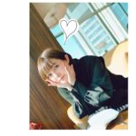 Satomi Sato Instagram - * * * 2022年の終わりが見えてきましたね。 皆さんにとって、どんな年でしたか？？ 私は、運勢最下位＆本厄という比較的ハードな なんか、こう、天を仰ぐ事が多かった年でした。ははは。。笑 今もこれ書いてる途中に洋服の表裏逆って言われたし もう最後の最後までこんな感じです。わはははー！！ そんな中でも、くよくよせずいられたのは 支えてくださるファンの皆様や お仕事でお世話になっている皆様や家族がいてくれたから。 あと、推し氏たち…みんなみんなありがとうございます！ 人の優しさや暖かさをひしひしと感じた年でした。 何度思っても口にしても感謝が尽きません。 誰かに優しくされると、嬉しいなと思うのと同時に 私も誰かが困っていたら支えてあげられる人間に なりたいなと思います。 これから少しずつお返しできるといいな。頑張りますね☺️ そんな優しい皆様のお陰様で 大きな事故や怪我もなく洋服の表裏逆だけど 生きてるし元気だしハッピー(ゝ◡∂｀)☆ です！ * * はてさて。 世の中的には、まだまだ感染症予防に 努めなくてはいけない日々が続きそうですね。 私は、去年も今年も人と食事に行くことは殆ど無くて 忘年会も行かない選択をしました。 早くお友達に会って近況とかとか聞きたい…(>_<)！ 美味しいものを食べながらたくさん笑える日がくるように 引き続き手洗いうがいがんばりましょうね✨✨ * * * そんな感じの年末なので 今年もお正月飾り作りをしました✨✨ 優しい人のお陰でやさしくなれた2022年。 2023年は、私がみんなを優しい気持ちにできるよう 頑張っていきたいと願いを込めながら完成！です！ どやーーーん！！！！！ * * 毎年、クリスマスリースやお正月飾りを作るのも 恒例になってきました。 私の1年のお楽しみになりつつあります。ふふふ。 物作りが好きなので手元に夢中なる時間は至福。 もっと色んなものを作れるようになりたいな。 * * 2023年は、どんな年になるのでしょうね。 どんな事があっても優しくいられる年に 皆様の心が潤うような出来事がたくさん起こる年に なりますように。✨ * * * 今年も大変お世話になりました。 来年もよろしくお願いします。 どなた様も良いお年をお迎えください(*^^*) * * * * #年末年始 #年の瀬 #お正月飾り #手作り #本厄 #運勢最下位 だった #2022年 #2023年 は #穏やかに過ごせますように #😭 #今年もお世話になりました #来年もよろしくお願いします #佐藤聡美