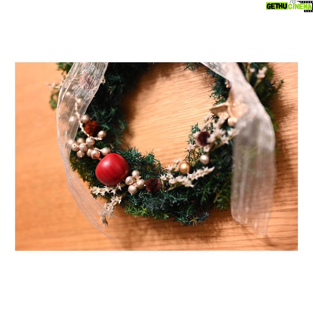 Satomi Sato Instagram - * * * 遅ればせながら #merrychristmas 🎄🎅✨✨ 今年も、クリスマスリースの手作りキットを 取り寄せて作りました。 毎年の小さな楽しみです☺️ 来年はどんなものを作ろうかな。と 既にソワソワ…ふふふ。 * * 事務所にクリスマスのプレゼントや お手紙を送ってくださった皆様 ありがとうございました🎁✨✨ 全て大切に手元に置いてありますよ。 そして、中には「お子さんに」と子どもにも いただいてしまって…ありがとうございます💦 子ども宛のプレゼントは 「これは、いつもお母さんのことを 応援してしてくれる○○さんから〜」と ひとりひとり紹介してから 贈呈させていただきました。笑 * * 年の瀬の雰囲気に、ヒリヒリした冷たい空気に 2022年も終わってしまうのかとしんみりしています。 はて。 クリスマスツリー 今年はいつまで飾ろうかな…🤔 * * * * #クリスマス #クリスマスリース #クリスマスリース手作り #クリスマスプレゼント #お手紙 #ありがとう 😊 #去年は #クリスマスツリー と #一緒に #年越し したな #🎄