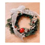 Satomi Sato Instagram - * * * 遅ればせながら #merrychristmas 🎄🎅✨✨ 今年も、クリスマスリースの手作りキットを 取り寄せて作りました。 毎年の小さな楽しみです☺️ 来年はどんなものを作ろうかな。と 既にソワソワ…ふふふ。 * * 事務所にクリスマスのプレゼントや お手紙を送ってくださった皆様 ありがとうございました🎁✨✨ 全て大切に手元に置いてありますよ。 そして、中には「お子さんに」と子どもにも いただいてしまって…ありがとうございます💦 子ども宛のプレゼントは 「これは、いつもお母さんのことを 応援してしてくれる○○さんから〜」と ひとりひとり紹介してから 贈呈させていただきました。笑 * * 年の瀬の雰囲気に、ヒリヒリした冷たい空気に 2022年も終わってしまうのかとしんみりしています。 はて。 クリスマスツリー 今年はいつまで飾ろうかな…🤔 * * * * #クリスマス #クリスマスリース #クリスマスリース手作り #クリスマスプレゼント #お手紙 #ありがとう 😊 #去年は #クリスマスツリー と #一緒に #年越し したな #🎄