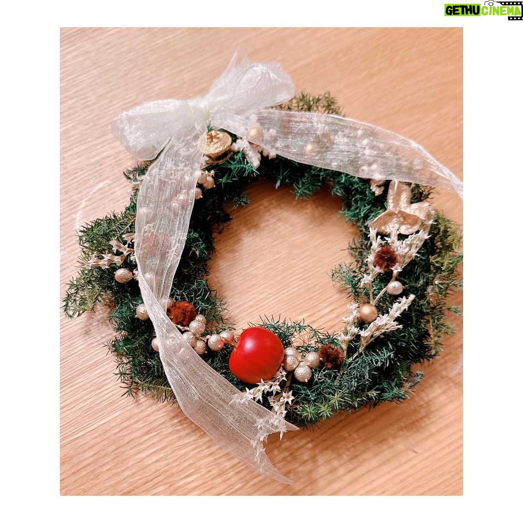 Satomi Sato Instagram - * * * 遅ればせながら #merrychristmas 🎄🎅✨✨ 今年も、クリスマスリースの手作りキットを 取り寄せて作りました。 毎年の小さな楽しみです☺️ 来年はどんなものを作ろうかな。と 既にソワソワ…ふふふ。 * * 事務所にクリスマスのプレゼントや お手紙を送ってくださった皆様 ありがとうございました🎁✨✨ 全て大切に手元に置いてありますよ。 そして、中には「お子さんに」と子どもにも いただいてしまって…ありがとうございます💦 子ども宛のプレゼントは 「これは、いつもお母さんのことを 応援してしてくれる○○さんから〜」と ひとりひとり紹介してから 贈呈させていただきました。笑 * * 年の瀬の雰囲気に、ヒリヒリした冷たい空気に 2022年も終わってしまうのかとしんみりしています。 はて。 クリスマスツリー 今年はいつまで飾ろうかな…🤔 * * * * #クリスマス #クリスマスリース #クリスマスリース手作り #クリスマスプレゼント #お手紙 #ありがとう 😊 #去年は #クリスマスツリー と #一緒に #年越し したな #🎄