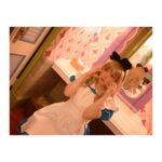 Satomi Sato Instagram - * * * 佐藤さんの浮かれ仮装写真を載せる会に お付き合いくださりありがとうございました。 ラストの投稿になります🎃 * * * ぐびぐびお茶飲んだり お尻ってさ〜って話してるところ撮られていたり 流行りのほっぺにハートなポーズしてみたり 大好きなステラルーさんを撮ったり。 オフショット的なやつです。ふふ。 * * こうやって仮装をすると、撮影ひとつひとつが 作品作りみたいでとても楽しかったです。 お仕事でご一緒するコスプレイヤーさん達への 尊敬がめっっっちゃ増しました…！ 表情や角度、構図など イメージにガチっとハマるものが撮れると 高揚感半端ない。（語彙力ー！！） 芝居も仮装も、表現することに 変わりありませんものね。 なんだか勉強になりました🌷 * * またハロウィンがきたら 仮装写真を意気揚々と投稿する 可能性がありますが その時は、またお付き合いください。笑 ありがとうございました！ * * * #ディズニーランドホテル #ふしぎの国のアリスルーム #不思議の国のアリス #アリス #一眼レフ #オフショット #お茶 #ハート #❤️ #ハロウィン #仮装 #dハロ #佐藤聡美