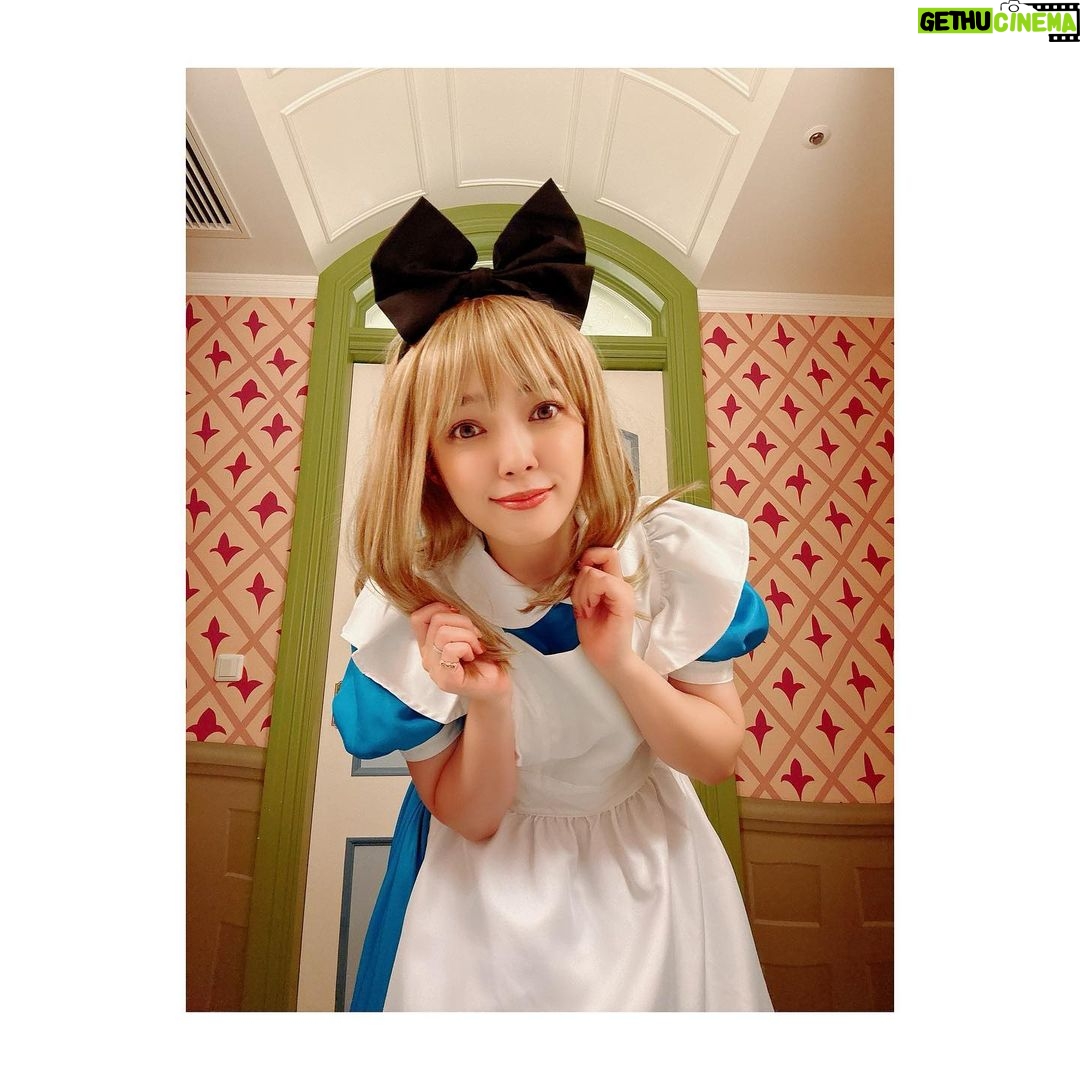 Satomi Sato Instagram - * * * 佐藤さんの浮かれ仮装写真を載せる会に お付き合いくださりありがとうございました。 ラストの投稿になります🎃 * * * ぐびぐびお茶飲んだり お尻ってさ〜って話してるところ撮られていたり 流行りのほっぺにハートなポーズしてみたり 大好きなステラルーさんを撮ったり。 オフショット的なやつです。ふふ。 * * こうやって仮装をすると、撮影ひとつひとつが 作品作りみたいでとても楽しかったです。 お仕事でご一緒するコスプレイヤーさん達への 尊敬がめっっっちゃ増しました…! 表情や角度、構図など イメージにガチっとハマるものが撮れると 高揚感半端ない。(語彙力ー!!) 芝居も仮装も、表現することに 変わりありませんものね。 なんだか勉強になりました🌷 * * またハロウィンがきたら 仮装写真を意気揚々と投稿する 可能性がありますが その時は、またお付き合いください。笑 ありがとうございました! * * * #ディズニーランドホテル #ふしぎの国のアリスルーム #不思議の国のアリス #アリス #一眼レフ #オフショット #お茶 #ハート #❤️ #ハロウィン #仮装 #dハロ #佐藤聡美