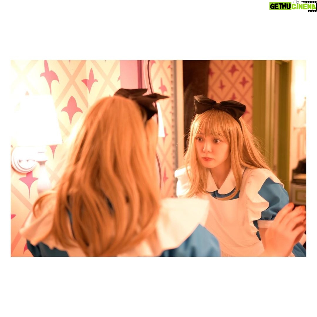 Satomi Sato Instagram - * * * わたしの浮かれ仮装写真にお付き合いくださり ありがとうございます…!!! さて、この日は東京ディズニーランドホテルの 「ふしぎの国のアリスルーム」に宿泊したので 折角なら!と仮装のまま撮ってもらいました。 初めてアリスのお部屋に泊まりましたが すっっっごく可愛くて、なんか、もう、住みたかった✨ 住みたいレベルで家具が可愛いし こういう世界観を大切に素敵に表現されている空間って 居るだけで幸せになりますね☺️さいこう * * * やるなら!撮るなら! こだわろうぜ…!!!! …と、大人が本気を出したら 家族の意外なカメラの腕前を 目の当たりにして嫉妬🥹 でもめちゃくちゃ盛れてるありがとう🥹笑 普段から漫画を沢山読んだり 自分もイラストを描く人って 写真のセンスもあるんでしょうか?? 常日頃から、無意識に感性やセンスを磨いてるんだとしたら 凄いことですね。 * * わたしだって、わたしだって 本気出したらいい感じに撮れるんぞ…!! * * 次回は、おまけ写真まとめて載せますね。 浮かれてる佐藤さんに暫くお付き合いください。 * * * #東京ディズニーランドホテル #ふしぎの国のアリス #ルーム #ディズニー #disney #ハロウィン #dハロ #仮装 #アリス #ポートレート #写真 の #雰囲気 が #良すぎて #プロ なん??って3回くらい聞いた #☺️ #📸 #思いの外 #にこにこしてなくて #素っぽさすごい #佐藤聡美 #次回仮装写真ラストです #🎃