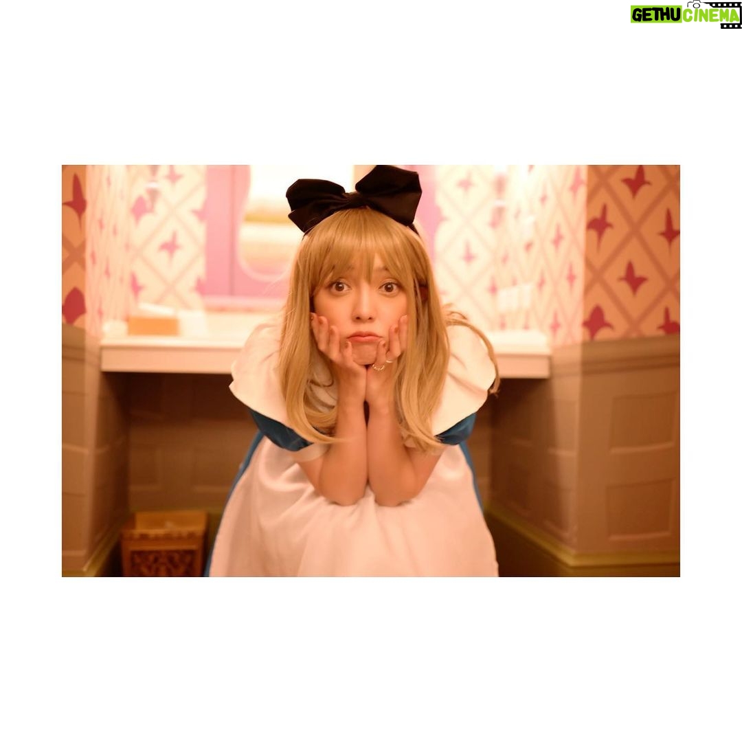 Satomi Sato Instagram - * * * わたしの浮かれ仮装写真にお付き合いくださり ありがとうございます…!!! さて、この日は東京ディズニーランドホテルの 「ふしぎの国のアリスルーム」に宿泊したので 折角なら!と仮装のまま撮ってもらいました。 初めてアリスのお部屋に泊まりましたが すっっっごく可愛くて、なんか、もう、住みたかった✨ 住みたいレベルで家具が可愛いし こういう世界観を大切に素敵に表現されている空間って 居るだけで幸せになりますね☺️さいこう * * * やるなら!撮るなら! こだわろうぜ…!!!! …と、大人が本気を出したら 家族の意外なカメラの腕前を 目の当たりにして嫉妬🥹 でもめちゃくちゃ盛れてるありがとう🥹笑 普段から漫画を沢山読んだり 自分もイラストを描く人って 写真のセンスもあるんでしょうか?? 常日頃から、無意識に感性やセンスを磨いてるんだとしたら 凄いことですね。 * * わたしだって、わたしだって 本気出したらいい感じに撮れるんぞ…!! * * 次回は、おまけ写真まとめて載せますね。 浮かれてる佐藤さんに暫くお付き合いください。 * * * #東京ディズニーランドホテル #ふしぎの国のアリス #ルーム #ディズニー #disney #ハロウィン #dハロ #仮装 #アリス #ポートレート #写真 の #雰囲気 が #良すぎて #プロ なん??って3回くらい聞いた #☺️ #📸 #思いの外 #にこにこしてなくて #素っぽさすごい #佐藤聡美 #次回仮装写真ラストです #🎃