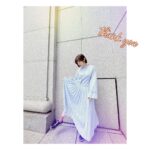 Satomi Sato Instagram - * * * * 皆さん、こんばんは。 佐藤聡美さん じゅうななさいです♡♡ * * * いつも支えてくれる大好きな家族や友人 お仕事でお世話になっている方々 そしてファンの皆様への感謝の思いを馳せるのが 私のお誕生日恒例の過ごし方になりました。 皆様、いつもありがとうございます。 * * * * さて。 お誕生日当日の今日は 家族と美味しいランチをいただいて お洒落な写真を撮ってもらい（突然写真の才能ぶつけてくるの 本当こわいんやが（ほめてる） 夜は、子どもが おもちゃの音楽が流れる絵本で ハッピーバースデーをかけてくれました。 * * 毎年聞いているはずなのに 世の中には、こんなに胸が躍る 「ハッピーバースデー」があるのかと震えます。 ひえー！しあわせ。 蝋燭の火を消してから、子どもが「ななー！」とお喋りし （最近、どうやら少しずつ色や数字を理解しているようです。 すごい。やばいな。天才だな。） 旦那さんから、蝋燭は７本にしておいたから！と ドヤドヤしい笑顔で教えられたので 「そうだね。お母さん じゅうななさいだもんね🩷」 とお答えしておきました。どや。 * * * * ７っていいですね☺️ なんだか、ここ数年「7」に縁があるように感じます。 不思議だな。でも、嬉しい。 歳を重ねることに、焦燥感を感じなくなり 周りへの感謝が増し増しになっていることに 気付いて、にんまり。ふふふ。 マイペースな私がのびのびやれるのは 本当に皆様のおかげでございます。 いつもいつもありがとう！ * * * * 今年も、なにかしらのイベントや配信番組で 会えたらいいなと思いますし、そんな日が待ち遠しいです。 また会う日まで、健康で元気でいてくださいね。 これからもずっと、わたしと仲良しでいてくださいね🌷 * * * * #お誕生日 #お誕生日ケーキ #happybirthday #いつもありがとう #最後の写真 #ポーズとりきれてない のが #私っぽい #🥹 #佐藤聡美 さん じゅうななさい #🎂 #🩷