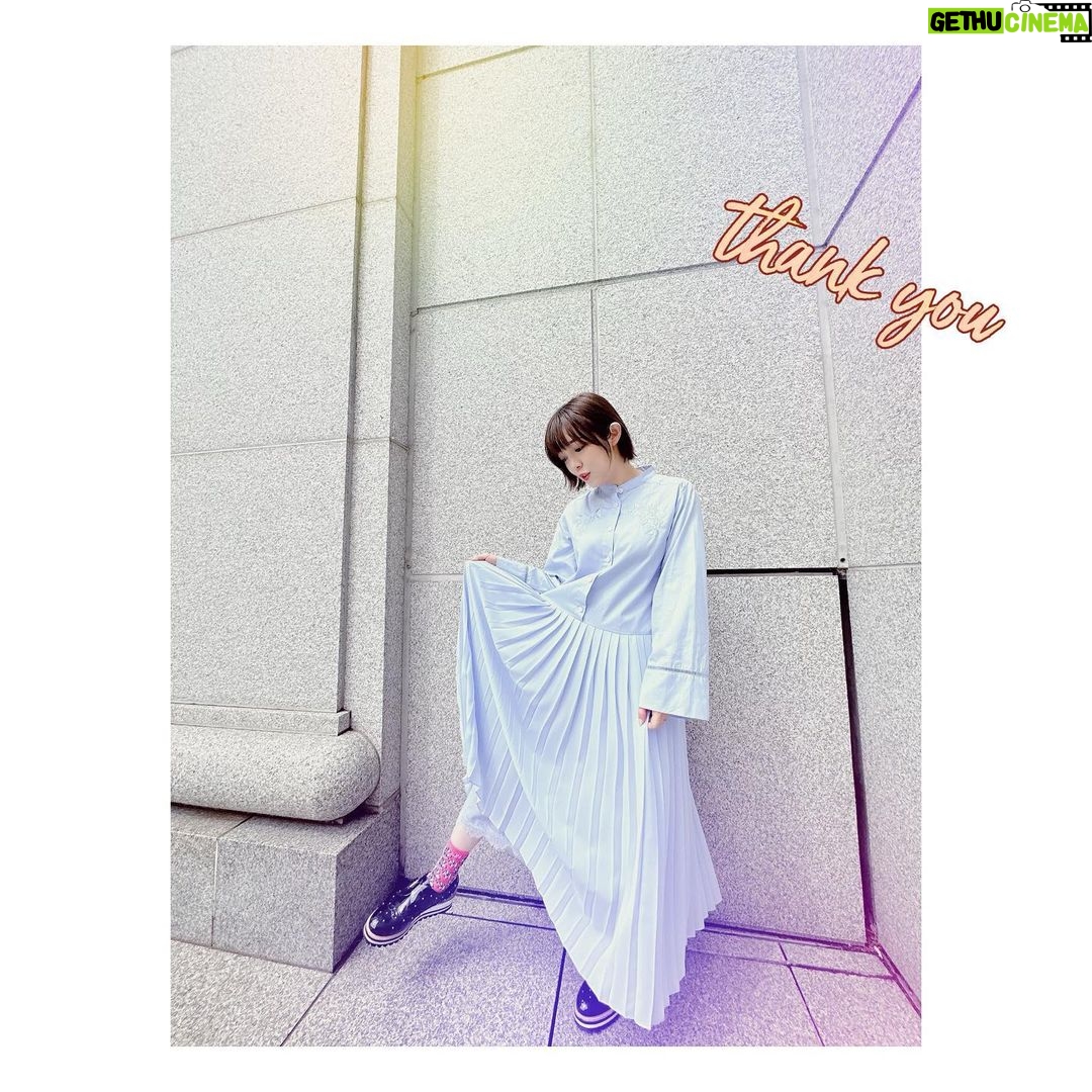 Satomi Sato Instagram - * * * * 皆さん、こんばんは。 佐藤聡美さん じゅうななさいです♡♡ * * * いつも支えてくれる大好きな家族や友人 お仕事でお世話になっている方々 そしてファンの皆様への感謝の思いを馳せるのが 私のお誕生日恒例の過ごし方になりました。 皆様、いつもありがとうございます。 * * * * さて。 お誕生日当日の今日は 家族と美味しいランチをいただいて お洒落な写真を撮ってもらい(突然写真の才能ぶつけてくるの 本当こわいんやが(ほめてる) 夜は、子どもが おもちゃの音楽が流れる絵本で ハッピーバースデーをかけてくれました。 * * 毎年聞いているはずなのに 世の中には、こんなに胸が躍る 「ハッピーバースデー」があるのかと震えます。 ひえー!しあわせ。 蝋燭の火を消してから、子どもが「ななー!」とお喋りし (最近、どうやら少しずつ色や数字を理解しているようです。 すごい。やばいな。天才だな。) 旦那さんから、蝋燭は7本にしておいたから!と ドヤドヤしい笑顔で教えられたので 「そうだね。お母さん じゅうななさいだもんね🩷」 とお答えしておきました。どや。 * * * * 7っていいですね☺️ なんだか、ここ数年「7」に縁があるように感じます。 不思議だな。でも、嬉しい。 歳を重ねることに、焦燥感を感じなくなり 周りへの感謝が増し増しになっていることに 気付いて、にんまり。ふふふ。 マイペースな私がのびのびやれるのは 本当に皆様のおかげでございます。 いつもいつもありがとう! * * * * 今年も、なにかしらのイベントや配信番組で 会えたらいいなと思いますし、そんな日が待ち遠しいです。 また会う日まで、健康で元気でいてくださいね。 これからもずっと、わたしと仲良しでいてくださいね🌷 * * * * #お誕生日 #お誕生日ケーキ #happybirthday #いつもありがとう #最後の写真 #ポーズとりきれてない のが #私っぽい #🥹 #佐藤聡美 さん じゅうななさい #🎂 #🩷