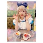 Satomi Sato Instagram - * * * こんばんは。 もう12月なのに 先日ディズニーで、楽しくハロウィンをした時の 思い出を載せてしまうわたしです。 * * いつか、いつかやりたい…！と思っていた ディズニーで仮装してハロウィンを楽しむ夢を 家族で叶えられて嬉しかったな🎃 やるなら本気で！！！！ を、モットーに家族全員で 楽しく仮装しました。笑 ハロウィンの時期にディズニーへ行くのは もしかしたら初めて？？あれ？ 久しぶり？？🎃🎃🎃 周りには素敵な仮装をしてる人ばかりで にこにこしちゃう最高の空間でした。ふふふ。 パーク内の雰囲気も最高で やっぱりディズニーっていいな ハロウィンっていいなと 何度も思えたことが嬉しくって ずっと心の中がキラキラしていた気がします。✨ * * * 思いの外、写真がたくさんで おま…この構図で撮るとか天才かよ （´-`）.｡oO（わし、めちゃくちゃ盛れとるやないかーい！！） な、ものを、たくさん撮ってもらったので 何回かに分けて載せますね。笑 宿泊したお部屋が、アリスのお部屋だったので 写真におさめたときの世界観というか雰囲気が なんか、こう、すごかったんです！（語彙力） 仮装写真投稿にお付き合いくださる方は 引き続きどうぞお楽しみに……！！ * * ほんと、おしゃれ写真撮れてて 家族のカメラの腕前に嫉妬…🥹 本領発揮してるやつは、次回以降にたくさん載せますね。 * * * * #ハロウィン #ディズニー #念願の #dハロ #不思議の国のアリス #仮装 #アリス #アリスの部屋 #楽しかった #ウィッグ で #髪が長く なると #ヒゲ ！ #って #やりたくなるよね #☺️ #佐藤聡美