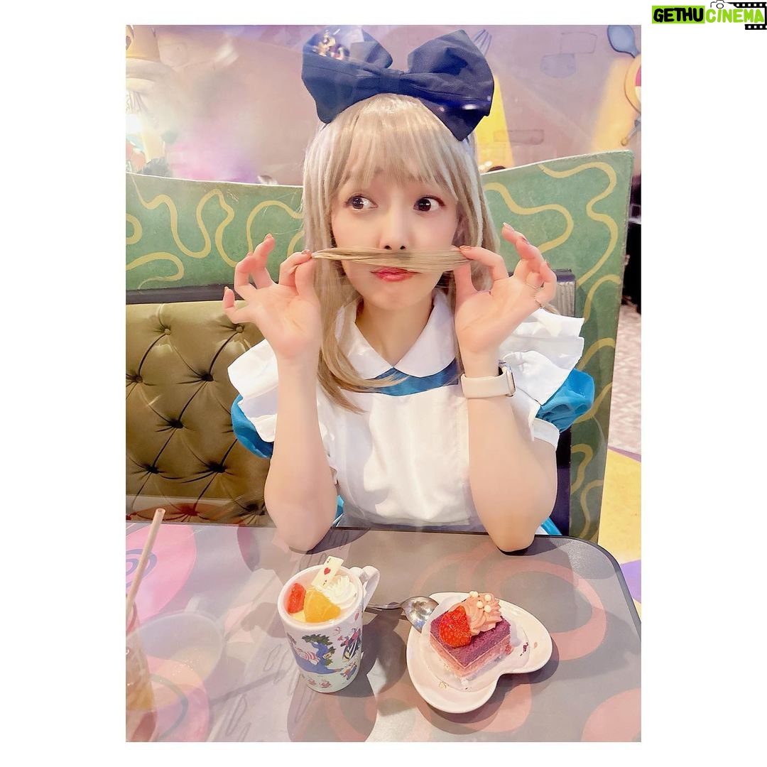 Satomi Sato Instagram - * * * こんばんは。 もう12月なのに 先日ディズニーで、楽しくハロウィンをした時の 思い出を載せてしまうわたしです。 * * いつか、いつかやりたい…!と思っていた ディズニーで仮装してハロウィンを楽しむ夢を 家族で叶えられて嬉しかったな🎃 やるなら本気で!!!! を、モットーに家族全員で 楽しく仮装しました。笑 ハロウィンの時期にディズニーへ行くのは もしかしたら初めて??あれ? 久しぶり??🎃🎃🎃 周りには素敵な仮装をしてる人ばかりで にこにこしちゃう最高の空間でした。ふふふ。 パーク内の雰囲気も最高で やっぱりディズニーっていいな ハロウィンっていいなと 何度も思えたことが嬉しくって ずっと心の中がキラキラしていた気がします。✨ * * * 思いの外、写真がたくさんで おま…この構図で撮るとか天才かよ (´-`).。oO(わし、めちゃくちゃ盛れとるやないかーい!!) な、ものを、たくさん撮ってもらったので 何回かに分けて載せますね。笑 宿泊したお部屋が、アリスのお部屋だったので 写真におさめたときの世界観というか雰囲気が なんか、こう、すごかったんです!(語彙力) 仮装写真投稿にお付き合いくださる方は 引き続きどうぞお楽しみに……!! * * ほんと、おしゃれ写真撮れてて 家族のカメラの腕前に嫉妬…🥹 本領発揮してるやつは、次回以降にたくさん載せますね。 * * * * #ハロウィン #ディズニー #念願の #dハロ #不思議の国のアリス #仮装 #アリス #アリスの部屋 #楽しかった #ウィッグ で #髪が長く なると #ヒゲ ! #って #やりたくなるよね #☺️ #佐藤聡美
