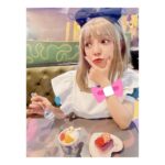 Satomi Sato Instagram - * * * こんばんは。 もう12月なのに 先日ディズニーで、楽しくハロウィンをした時の 思い出を載せてしまうわたしです。 * * いつか、いつかやりたい…！と思っていた ディズニーで仮装してハロウィンを楽しむ夢を 家族で叶えられて嬉しかったな🎃 やるなら本気で！！！！ を、モットーに家族全員で 楽しく仮装しました。笑 ハロウィンの時期にディズニーへ行くのは もしかしたら初めて？？あれ？ 久しぶり？？🎃🎃🎃 周りには素敵な仮装をしてる人ばかりで にこにこしちゃう最高の空間でした。ふふふ。 パーク内の雰囲気も最高で やっぱりディズニーっていいな ハロウィンっていいなと 何度も思えたことが嬉しくって ずっと心の中がキラキラしていた気がします。✨ * * * 思いの外、写真がたくさんで おま…この構図で撮るとか天才かよ （´-`）.｡oO（わし、めちゃくちゃ盛れとるやないかーい！！） な、ものを、たくさん撮ってもらったので 何回かに分けて載せますね。笑 宿泊したお部屋が、アリスのお部屋だったので 写真におさめたときの世界観というか雰囲気が なんか、こう、すごかったんです！（語彙力） 仮装写真投稿にお付き合いくださる方は 引き続きどうぞお楽しみに……！！ * * ほんと、おしゃれ写真撮れてて 家族のカメラの腕前に嫉妬…🥹 本領発揮してるやつは、次回以降にたくさん載せますね。 * * * * #ハロウィン #ディズニー #念願の #dハロ #不思議の国のアリス #仮装 #アリス #アリスの部屋 #楽しかった #ウィッグ で #髪が長く なると #ヒゲ ！ #って #やりたくなるよね #☺️ #佐藤聡美