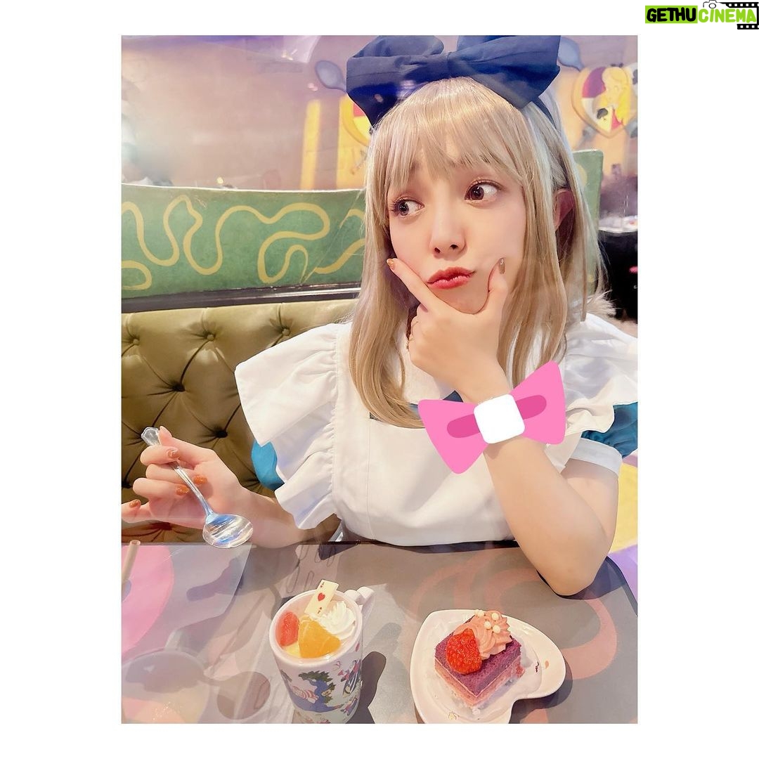 Satomi Sato Instagram - * * * こんばんは。 もう12月なのに 先日ディズニーで、楽しくハロウィンをした時の 思い出を載せてしまうわたしです。 * * いつか、いつかやりたい…!と思っていた ディズニーで仮装してハロウィンを楽しむ夢を 家族で叶えられて嬉しかったな🎃 やるなら本気で!!!! を、モットーに家族全員で 楽しく仮装しました。笑 ハロウィンの時期にディズニーへ行くのは もしかしたら初めて??あれ? 久しぶり??🎃🎃🎃 周りには素敵な仮装をしてる人ばかりで にこにこしちゃう最高の空間でした。ふふふ。 パーク内の雰囲気も最高で やっぱりディズニーっていいな ハロウィンっていいなと 何度も思えたことが嬉しくって ずっと心の中がキラキラしていた気がします。✨ * * * 思いの外、写真がたくさんで おま…この構図で撮るとか天才かよ (´-`).。oO(わし、めちゃくちゃ盛れとるやないかーい!!) な、ものを、たくさん撮ってもらったので 何回かに分けて載せますね。笑 宿泊したお部屋が、アリスのお部屋だったので 写真におさめたときの世界観というか雰囲気が なんか、こう、すごかったんです!(語彙力) 仮装写真投稿にお付き合いくださる方は 引き続きどうぞお楽しみに……!! * * ほんと、おしゃれ写真撮れてて 家族のカメラの腕前に嫉妬…🥹 本領発揮してるやつは、次回以降にたくさん載せますね。 * * * * #ハロウィン #ディズニー #念願の #dハロ #不思議の国のアリス #仮装 #アリス #アリスの部屋 #楽しかった #ウィッグ で #髪が長く なると #ヒゲ ! #って #やりたくなるよね #☺️ #佐藤聡美