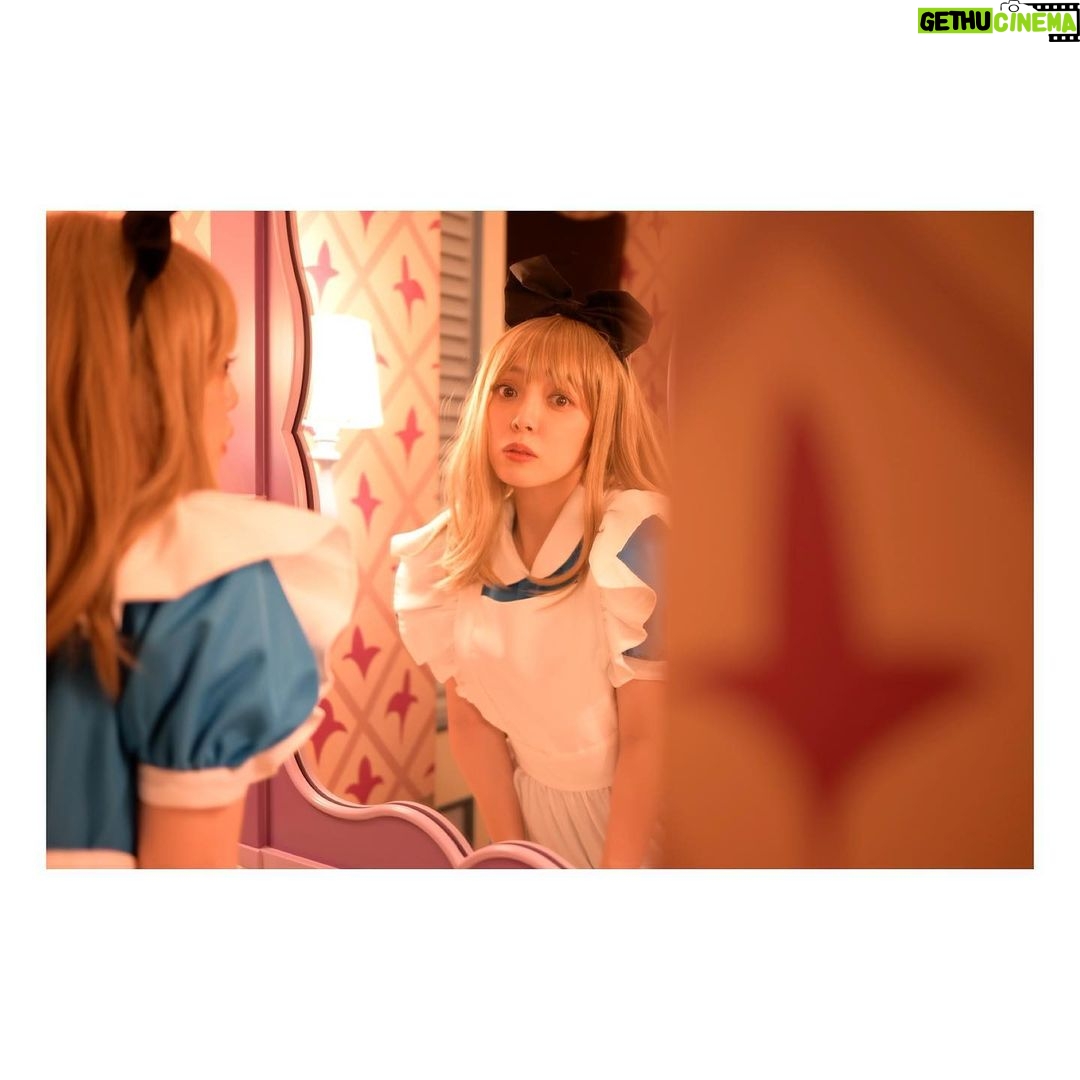 Satomi Sato Instagram - * * * こんばんは。 もう12月なのに 先日ディズニーで、楽しくハロウィンをした時の 思い出を載せてしまうわたしです。 * * いつか、いつかやりたい…!と思っていた ディズニーで仮装してハロウィンを楽しむ夢を 家族で叶えられて嬉しかったな🎃 やるなら本気で!!!! を、モットーに家族全員で 楽しく仮装しました。笑 ハロウィンの時期にディズニーへ行くのは もしかしたら初めて??あれ? 久しぶり??🎃🎃🎃 周りには素敵な仮装をしてる人ばかりで にこにこしちゃう最高の空間でした。ふふふ。 パーク内の雰囲気も最高で やっぱりディズニーっていいな ハロウィンっていいなと 何度も思えたことが嬉しくって ずっと心の中がキラキラしていた気がします。✨ * * * 思いの外、写真がたくさんで おま…この構図で撮るとか天才かよ (´-`).。oO(わし、めちゃくちゃ盛れとるやないかーい!!) な、ものを、たくさん撮ってもらったので 何回かに分けて載せますね。笑 宿泊したお部屋が、アリスのお部屋だったので 写真におさめたときの世界観というか雰囲気が なんか、こう、すごかったんです!(語彙力) 仮装写真投稿にお付き合いくださる方は 引き続きどうぞお楽しみに……!! * * ほんと、おしゃれ写真撮れてて 家族のカメラの腕前に嫉妬…🥹 本領発揮してるやつは、次回以降にたくさん載せますね。 * * * * #ハロウィン #ディズニー #念願の #dハロ #不思議の国のアリス #仮装 #アリス #アリスの部屋 #楽しかった #ウィッグ で #髪が長く なると #ヒゲ ! #って #やりたくなるよね #☺️ #佐藤聡美