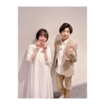 Satomi Sato Instagram - * * * 「朗読劇　#私の頭の中の消しゴム 14th Letter」を 観に来てくださった皆様、ありがとうございました💐 * * * 前回の公演で、個人的には 「完全燃焼ひゃほーーう！！！」 って感じだったのですが 暫くして、朗読劇や消しゴムのことを思い出して また出演できたらな…と思っていた時にお声がけいただいたのでとても嬉しかったです。 ほいでもって、わたし、お仕事の中でも朗読劇は 特に好きなので出演が決まってからお稽古もリハも本番も ずーーーっと胸が躍っておりました。るんるん。 * * * 私の薫さんは、きっと最適解ではありません。 朗読劇における技術面で、匠の技！ みたいなものがあるわけでもないし とにかく必死で生き抜いたから どんな風に写ったのかなと考えてソワソワしています。ふふふ。 何なら、彼女の過去を考えたら最終的に涙が出なくたって 嫌われたって「ざまあみろ。」「滑稽だ。」と言われたって ばっちこーーーい！くらいの気持ちで挑んだし 良い意味でも悪い意味でも、観てくださった方の 日常のふとした瞬間を私と薫さんがふたり占めできたら。。 それは、とても贅沢なことだなと思います。 * * * それにしても、安井さん凄かったですね！ 荒削りだけど、どこか守ってあげたくなる感じも 滲み出る素直さも全部ひっくるめて 本当に素敵な浩介だった…！ そしてステージに上がった時の熱量が はんぱない…。稽古やリハの時の5倍くらい凄いのもの ぶつけてくるから、私は、もう、必死ですよ。。笑 初めてご一緒しましたが、役者さんとしても本当に素敵ですね。 たくさんの刺激を頂いて勉強になりました！ お相手に恵まれたなと感謝の思いでいっぱいです🌸 * * * そして、制作段階から常に走り続けてくださり 手厚くサポートしてくださる全てのスタッフさんにも 心から感謝です！！ 現場を和ませて下さったり、励みになる言葉も沢山いただきました。出演のたびに宝物が増えます☺️ お客様からのスタンディングオベーション あまりにも眩しすぎて涙腺崩壊でした。 カーテンコールも沢山…！ 拍手で会場割れるのでは…？？と思ったくらいです。 本当にありがとうございました。 ファンの皆様からのお花やプレゼントやお手紙は 無事に受け取りましたよ☺️ 心のこもった贈り物の数々が本当に嬉しかったです。 ありがとうございました！ * * * 観に来てくれた関係者の皆さんからも 嬉しい感想が聞けて、もう胸いっぱい。 みんな忙しいところありがとうです…！！ 後輩の #根本京里ちゃん は前回出演時も観に来てくれて 今回も来てくれたんですよー！ 嬉しい☺️ありがとう✨ * * * 公演後は、子どもに会ってすぐさまハグ！ からの塩対応される！わたしめげない！！！笑 ご飯もお風呂も諸々やって最後に だいすき！ぎゅーーーっ！！とした時に ふと、日常の尊さが、じゅわわわぁっと身に沁みました。 同時に薫さんへの想いも巡りました。 しあわせのかたちはいろいろ。 薫さんも、浩介も、朗読劇の幕が降りた後の日々は やさしい幸せを感じるものでありますようにと 願うばかりです。 * * * * #私の頭の中の消しゴム #朗読劇 #ご来場ありがとうございました #楽しかった #安井謙太郎 さん #💐 #ありがとう #しあわせ #宝物が増えました #幸せの形 #佐藤聡美