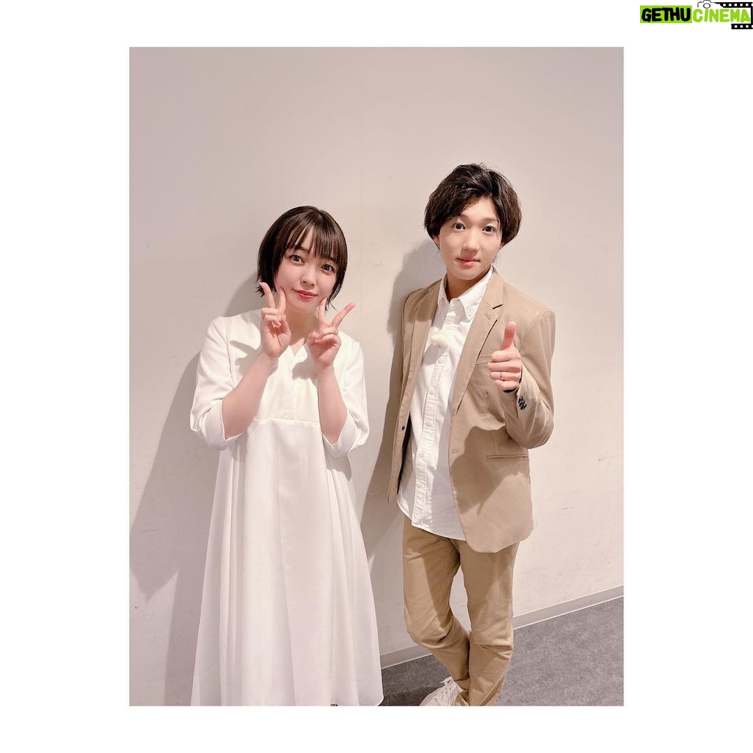 Satomi Sato Instagram - * * * 「朗読劇 #私の頭の中の消しゴム 14th Letter」を 観に来てくださった皆様、ありがとうございました💐 * * * 前回の公演で、個人的には 「完全燃焼ひゃほーーう!!!」 って感じだったのですが 暫くして、朗読劇や消しゴムのことを思い出して また出演できたらな…と思っていた時にお声がけいただいたのでとても嬉しかったです。 ほいでもって、わたし、お仕事の中でも朗読劇は 特に好きなので出演が決まってからお稽古もリハも本番も ずーーーっと胸が躍っておりました。るんるん。 * * * 私の薫さんは、きっと最適解ではありません。 朗読劇における技術面で、匠の技! みたいなものがあるわけでもないし とにかく必死で生き抜いたから どんな風に写ったのかなと考えてソワソワしています。ふふふ。 何なら、彼女の過去を考えたら最終的に涙が出なくたって 嫌われたって「ざまあみろ。」「滑稽だ。」と言われたって ばっちこーーーい!くらいの気持ちで挑んだし 良い意味でも悪い意味でも、観てくださった方の 日常のふとした瞬間を私と薫さんがふたり占めできたら。。 それは、とても贅沢なことだなと思います。 * * * それにしても、安井さん凄かったですね! 荒削りだけど、どこか守ってあげたくなる感じも 滲み出る素直さも全部ひっくるめて 本当に素敵な浩介だった…! そしてステージに上がった時の熱量が はんぱない…。稽古やリハの時の5倍くらい凄いのもの ぶつけてくるから、私は、もう、必死ですよ。。笑 初めてご一緒しましたが、役者さんとしても本当に素敵ですね。 たくさんの刺激を頂いて勉強になりました! お相手に恵まれたなと感謝の思いでいっぱいです🌸 * * * そして、制作段階から常に走り続けてくださり 手厚くサポートしてくださる全てのスタッフさんにも 心から感謝です!! 現場を和ませて下さったり、励みになる言葉も沢山いただきました。出演のたびに宝物が増えます☺️ お客様からのスタンディングオベーション あまりにも眩しすぎて涙腺崩壊でした。 カーテンコールも沢山…! 拍手で会場割れるのでは…??と思ったくらいです。 本当にありがとうございました。 ファンの皆様からのお花やプレゼントやお手紙は 無事に受け取りましたよ☺️ 心のこもった贈り物の数々が本当に嬉しかったです。 ありがとうございました! * * * 観に来てくれた関係者の皆さんからも 嬉しい感想が聞けて、もう胸いっぱい。 みんな忙しいところありがとうです…!! 後輩の #根本京里ちゃん は前回出演時も観に来てくれて 今回も来てくれたんですよー! 嬉しい☺️ありがとう✨ * * * 公演後は、子どもに会ってすぐさまハグ! からの塩対応される!わたしめげない!!!笑 ご飯もお風呂も諸々やって最後に だいすき!ぎゅーーーっ!!とした時に ふと、日常の尊さが、じゅわわわぁっと身に沁みました。 同時に薫さんへの想いも巡りました。 しあわせのかたちはいろいろ。 薫さんも、浩介も、朗読劇の幕が降りた後の日々は やさしい幸せを感じるものでありますようにと 願うばかりです。 * * * * #私の頭の中の消しゴム #朗読劇 #ご来場ありがとうございました #楽しかった #安井謙太郎 さん #💐 #ありがとう #しあわせ #宝物が増えました #幸せの形 #佐藤聡美