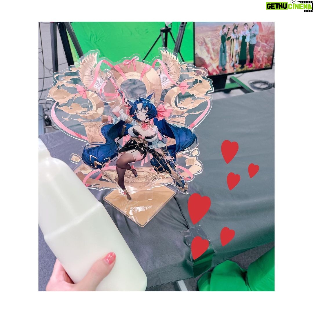 Satomi Sato Instagram - * * * 先日の #エコカリ感謝祭 リリース1ヶ月記念生放送をご覧くださった皆様 ありがとうございました🐈⬛🎀✨ * * ゲームを深掘りしたり 実際にプレイしてみたり 開発秘話を聞いたり たくさんお願い(笑)もしたり わちゃわちゃで、あっという間の 楽しい生放送でしたねー!! #エコカリ をプレイ中の方にも まだ遊んだことがない方にも 興味を持ってもらえたり、楽しんで頂けてたら嬉しいです😊 * * 共演者の皆さんも凄く素敵な方ばかり✨ #KAI さんの熱い #エコカリプス 愛に感動して #ちゅうにー さんの安心安定のMCと 神経衰弱めちゃ強過ぎな一面にびっくりしたり #葉月あや さんの #ホルス 様コス素敵だった… 美し過ぎて眩しかったのよ…✨✨ それから、今回なんとバステトの 大きなアクリルスタンドを用意して頂いたんですー!!! あと、牛乳も…(笑) 思わず注いじゃうよね🥛 スタッフの皆様ありがとうございました! * * はてさて。 皆様お気付きかと思いますが 今回の衣装や髪型は勿論バステトを イメージしたものです🐈⬛🎀✨ 可愛いリボンつけるの久しぶりすぎて なんかドキドキしちゃった…。。うひひ。 * * * ちゅーこって。 皆様引き続き、エコカリプスを楽しくプレイして バステトとホルス様を一緒のチームで戦わせてくれたら 嬉しいですー❤️❤️ これからも、エコカリプスをよろしくお願いします☺️ * * * #生放送 #エコカリプス #ご視聴 #ありがとうございます #楽しかった ✨ #アプリ #ゲーム #エコカリ #たくさん #遊んでください ね! #ほんでもって #私 #まさかの #牛乳を注ぐ女 に #なってしまった #超絶展開 #☺️ #🐈⬛ #🎀 #バステト #佐藤聡美