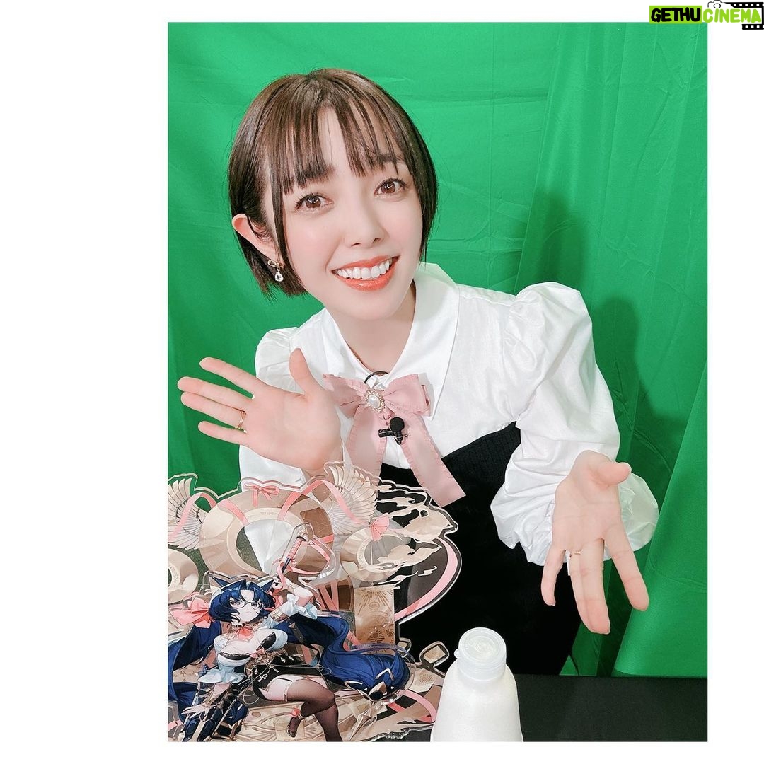 Satomi Sato Instagram - * * * 先日の #エコカリ感謝祭 リリース1ヶ月記念生放送をご覧くださった皆様 ありがとうございました🐈⬛🎀✨ * * ゲームを深掘りしたり 実際にプレイしてみたり 開発秘話を聞いたり たくさんお願い(笑)もしたり わちゃわちゃで、あっという間の 楽しい生放送でしたねー!! #エコカリ をプレイ中の方にも まだ遊んだことがない方にも 興味を持ってもらえたり、楽しんで頂けてたら嬉しいです😊 * * 共演者の皆さんも凄く素敵な方ばかり✨ #KAI さんの熱い #エコカリプス 愛に感動して #ちゅうにー さんの安心安定のMCと 神経衰弱めちゃ強過ぎな一面にびっくりしたり #葉月あや さんの #ホルス 様コス素敵だった… 美し過ぎて眩しかったのよ…✨✨ それから、今回なんとバステトの 大きなアクリルスタンドを用意して頂いたんですー!!! あと、牛乳も…(笑) 思わず注いじゃうよね🥛 スタッフの皆様ありがとうございました! * * はてさて。 皆様お気付きかと思いますが 今回の衣装や髪型は勿論バステトを イメージしたものです🐈⬛🎀✨ 可愛いリボンつけるの久しぶりすぎて なんかドキドキしちゃった…。。うひひ。 * * * ちゅーこって。 皆様引き続き、エコカリプスを楽しくプレイして バステトとホルス様を一緒のチームで戦わせてくれたら 嬉しいですー❤️❤️ これからも、エコカリプスをよろしくお願いします☺️ * * * #生放送 #エコカリプス #ご視聴 #ありがとうございます #楽しかった ✨ #アプリ #ゲーム #エコカリ #たくさん #遊んでください ね! #ほんでもって #私 #まさかの #牛乳を注ぐ女 に #なってしまった #超絶展開 #☺️ #🐈⬛ #🎀 #バステト #佐藤聡美
