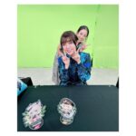 Satomi Sato Instagram - * * * * #パニグレGW満喫生放送 を ご覧いただいたコンダクター ありがとうございました💙 * * 初めてセレーナのお話ができて 大好きな憧れの静さんとご一緒できて アイラちゃんとセレーナの生アフレコもあったり ゲームコーナーで癒されたり ご褒美なコーナーがあって🥰❤️❤️❤️ 情報は盛り盛り盛りだくさんで セレーナは、フィギュアの発売が決定してて 嬉しいこと楽しいことばかりの生配信でしたね！ ご覧くださったコンダクターが コメントで盛り上げてくださったのも とてもとても嬉しかったです。 ありがとうございました😊 * * そして、今回、なんと、わたし、、、 静さんと楽屋が一緒でした！！！拍手！！！！ 制作チームさんに感謝です！！！！✨✨ ほんでもって、ゲームコーナーになったとき 心の底から静さんの罰ゲームを願ったのは、わたしです。笑 お陰で？最高の罰ゲーム…というか ご褒美浴びられてオタクとラブが丸出しで 大変失礼致しました…！！！ いや、ほんとに、静さんは滑舌から声から芝居から もうすべてが魅力的なんですっ。 私的「この声になりたいNo.1」なんですっ。 ここでは語り尽くせない程素敵な先輩なんですっ…！！ そんな方とゲーム内で親友役を演じられるなんて 本当に夢のようで…アイラちゃんが静さんだと 聞いた時すごく嬉しかったんですよー😭 * 放送内でもお話ししたのですが 実は、セレーナのに関して、過去のことや人間関係など 全く知らされていなくて。 だから、彼女は孤独な子なのかな。と コンダクター以外との接点はなくて、どこか寂しい子なのかな…と思っていました。 そんな時、収録でアイラちゃんの存在を知って 驚きと感動とで胸が、ぶわわっといっぱいになって…！！ セレーナは1人じゃなくて、普通の女の子のように 親友と仲良く過ごしていた時があったんだ。と その事実だけで、なんだか救われたような気持ちに なったんです。 * * 長くなりましたが、セレーナとアイラちゃんが親友で良かった。 しかも静さんが演じているなんて、そんな最高なこと あるんかーい！！わーい！！！ ということでした。笑 * * はてさて。 今回の衣装は、セレーナをイメージしましたよー！ ワンピースやイヤリングを見た時 「これだー！」と即決。 普段なかなか着る機会のないタイプの洋服なので なんだか楽しかったな〜💙 * * ちゅーこって！ コンダクター、これからも パニグレとセレーナをどうぞよろしくお願いします。 ゲーム内で、また、アイラちゃんとセレーナが 出会える時がきますように💙🩷 * * 写真撮ってたら、静さんが 写ってくださってるーーー😭✨ なんてお茶目な…うっ、好き、ラブです…！！！ * * * #パニグレ #パニシンググレイレイヴン #生配信 #コンダクター #ありがとうございました #石川由依 さん #伊藤静 さん🩷 #ラブが止まらない #🥹 #日高里菜 ちゃん #ちゅうにー さん #セレーナ #佐藤聡美