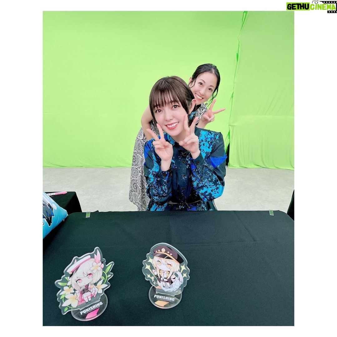 Satomi Sato Instagram - * * * * #パニグレGW満喫生放送 を ご覧いただいたコンダクター ありがとうございました💙 * * 初めてセレーナのお話ができて 大好きな憧れの静さんとご一緒できて アイラちゃんとセレーナの生アフレコもあったり ゲームコーナーで癒されたり ご褒美なコーナーがあって🥰❤️❤️❤️ 情報は盛り盛り盛りだくさんで セレーナは、フィギュアの発売が決定してて 嬉しいこと楽しいことばかりの生配信でしたね! ご覧くださったコンダクターが コメントで盛り上げてくださったのも とてもとても嬉しかったです。 ありがとうございました😊 * * そして、今回、なんと、わたし、、、 静さんと楽屋が一緒でした!!!拍手!!!! 制作チームさんに感謝です!!!!✨✨ ほんでもって、ゲームコーナーになったとき 心の底から静さんの罰ゲームを願ったのは、わたしです。笑 お陰で?最高の罰ゲーム…というか ご褒美浴びられてオタクとラブが丸出しで 大変失礼致しました…!!! いや、ほんとに、静さんは滑舌から声から芝居から もうすべてが魅力的なんですっ。 私的「この声になりたいNo.1」なんですっ。 ここでは語り尽くせない程素敵な先輩なんですっ…!! そんな方とゲーム内で親友役を演じられるなんて 本当に夢のようで…アイラちゃんが静さんだと 聞いた時すごく嬉しかったんですよー😭 * 放送内でもお話ししたのですが 実は、セレーナのに関して、過去のことや人間関係など 全く知らされていなくて。 だから、彼女は孤独な子なのかな。と コンダクター以外との接点はなくて、どこか寂しい子なのかな…と思っていました。 そんな時、収録でアイラちゃんの存在を知って 驚きと感動とで胸が、ぶわわっといっぱいになって…!! セレーナは1人じゃなくて、普通の女の子のように 親友と仲良く過ごしていた時があったんだ。と その事実だけで、なんだか救われたような気持ちに なったんです。 * * 長くなりましたが、セレーナとアイラちゃんが親友で良かった。 しかも静さんが演じているなんて、そんな最高なこと あるんかーい!!わーい!!! ということでした。笑 * * はてさて。 今回の衣装は、セレーナをイメージしましたよー! ワンピースやイヤリングを見た時 「これだー!」と即決。 普段なかなか着る機会のないタイプの洋服なので なんだか楽しかったな〜💙 * * ちゅーこって! コンダクター、これからも パニグレとセレーナをどうぞよろしくお願いします。 ゲーム内で、また、アイラちゃんとセレーナが 出会える時がきますように💙🩷 * * 写真撮ってたら、静さんが 写ってくださってるーーー😭✨ なんてお茶目な…うっ、好き、ラブです…!!! * * * #パニグレ #パニシンググレイレイヴン #生配信 #コンダクター #ありがとうございました #石川由依 さん #伊藤静 さん🩷 #ラブが止まらない #🥹 #日高里菜 ちゃん #ちゅうにー さん #セレーナ #佐藤聡美