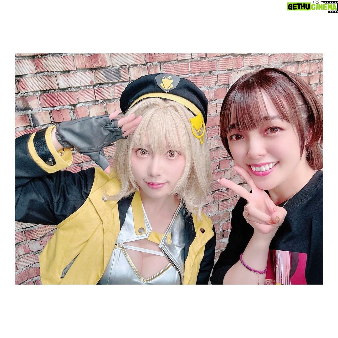 Satomi Sato Instagram - * * * * 先日の生放送 「NIKKE、地上奪還戦略会」を ご視聴いただいた指揮官の皆様 ありがとうございました✨ 前回に引き続きの出演ということで とっても嬉しかったです🌸 今回も、大好きのシグナル❤️届きましたか?? * * * 今回は、リリースされてからの放送だったので よりお楽しみいただけたのではないかと思います☺️ 放送中のトレンド2位は指揮官たちのおかげですし! ありがとうございました✨ それから 実機プレイ楽しかったー!!!! やっぱり、個性が出る座りポーズや 後ろ姿って最高ですね✨ 素晴らしいおちりがたくさんでした🍑✨ そんでもって 私とM・A・Oちゃんのところに シグナルやスノーちゃんが きてくれますように…!!(切実) * * 等身大ラピちゃんも素敵だったな〜✨ こころさんと梶田さんが並ぶと チームっぽくて素敵だったので 写真載せますね🤔素敵すぎる…!! こころさんは、リアルアニスで とっっっても可愛かった💕 M・A・Oちゃんとみほちゃんは 時間がなくて一緒に写真撮れなかったけど 2人とも可愛くて面白くて 画伯だったりゲーム熱凄かったり そのギャップに沢山笑ってしまいました☺️ * * * 今回は、セリフなどシグナルの要素が沢山だったので 衣装やアクセサリーはN102をイメージしました🐱 いつか、エヌのこともお話しできたらいいな。 シグナルもN102も とっても可愛くて強い2人なので 戦場で沢山頼ってくださいね! 指揮官!!✨✨ * * * * #NIKKE #ニケ #生放送 #楽しかった ♡ #マフィア梶田 さん #篠崎こころ さん #アニス #コスプレ #シグナル #N102 #佐藤聡美 #NIKKE地上奪還戦略会 #NIKKEリリース生放送