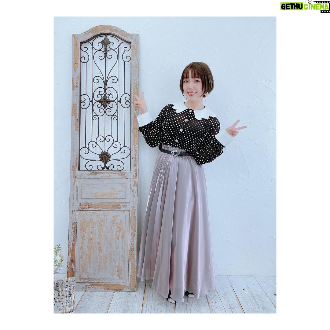Satomi Sato Instagram - * * * 先日、サービス開始になった 『#Echocalypse -緋紅の神約-』で バステト役を演じました🐈⬛ 現在、インタビュービデオが公開中! ということで。 もう見てくれましたか?? サインが当たるキャンペーンもやっているみたいなので 是非参加してくださいね♡ * * 今回は、バステトちゃんをイメージして お洋服に黒や白やうっすらピンクを入れてみました🖤💖🤍 目のベルトと不思議なデザインのイヤリングが ポイントです👁✨ 前髪は、慣れないセンターパート。新鮮…!! バステトちゃんとお揃いなんやで🐈⬛ * * 普段はしっかりしてるけど 戦闘時はオラオラしてる彼女のギャップを 是非楽しんでくださいね…!!!笑 * * * * #Echocalypse #エコカリ #インタビュー #ビデオ #バステト #🖤 #💖 #🤍 #👁 #🐈⬛ #しっかり者 #オラオラ しちゃう #ギャップ に #萌え ☺️ #ゲーム #たくさん遊んでね #佐藤聡美