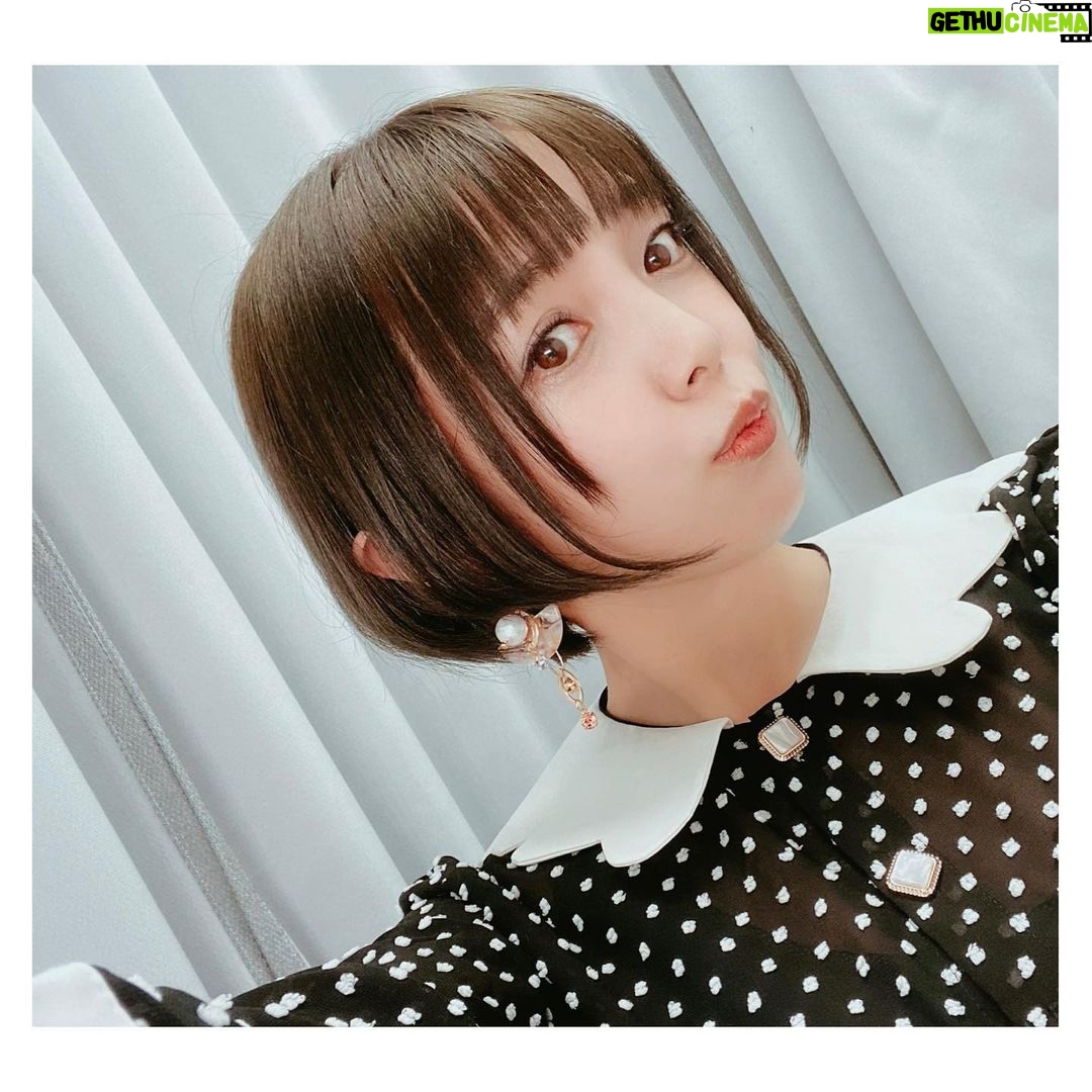 Satomi Sato Instagram - * * * 先日、サービス開始になった 『#Echocalypse -緋紅の神約-』で バステト役を演じました🐈⬛ 現在、インタビュービデオが公開中! ということで。 もう見てくれましたか?? サインが当たるキャンペーンもやっているみたいなので 是非参加してくださいね♡ * * 今回は、バステトちゃんをイメージして お洋服に黒や白やうっすらピンクを入れてみました🖤💖🤍 目のベルトと不思議なデザインのイヤリングが ポイントです👁✨ 前髪は、慣れないセンターパート。新鮮…!! バステトちゃんとお揃いなんやで🐈⬛ * * 普段はしっかりしてるけど 戦闘時はオラオラしてる彼女のギャップを 是非楽しんでくださいね…!!!笑 * * * * #Echocalypse #エコカリ #インタビュー #ビデオ #バステト #🖤 #💖 #🤍 #👁 #🐈⬛ #しっかり者 #オラオラ しちゃう #ギャップ に #萌え ☺️ #ゲーム #たくさん遊んでね #佐藤聡美