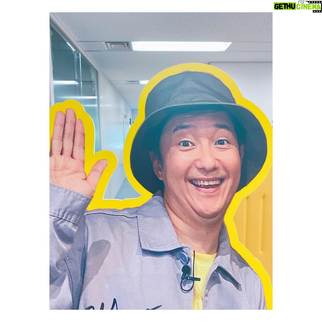 Satomi Sato Instagram - * * * * 事務所に小野坂さんいたよー!! * * 久しぶりに事務所に行ったら 小野坂さんに会いました☺️ 相変わらずお元気そうで なによりです!! 小野坂さん、とーーっても 歯並びが良くて笑顔が眩しいですね!!!!!✨✨ * * * ちゅーこって。 事務所の入り口すぐのところにいる 小野坂さんパネルと会えました!笑 弊社の皆さんのSNSで パネルの存在は知っていたのですが 実物に会えて感激✨✨ 1人でこっそりと自撮りをしていたら 優しいスタッフさんが写真を撮ってくださいました…! お忙しい中、感謝です…!! (パネルに書いてあるサインは、著作権などなどの問題が よく分からないのでスタンプで隠しております💦) 単体で撮る人は見るけど 一緒に撮る人あんまり見たことないって、後輩の #新井良平 と #長久友紀 ちゃんに言われたよ☺️ 2人も巻き込めばよかったな…🤔 * * * 事務所では、皆さんからの お手紙やプレゼントを受け取りました。 お気遣いありがとうございます😊 がんばるエネルギーを貰ったので お芝居で返せるように、引き続きがんばりますね! * * * * #青二プロダクション #パネル #等身大 ? #歯並び #綺麗 な #小野坂昌也 先輩 #私服 が #魔女 みたいな #佐藤聡美 #いつも #応援ありがとう #☺️