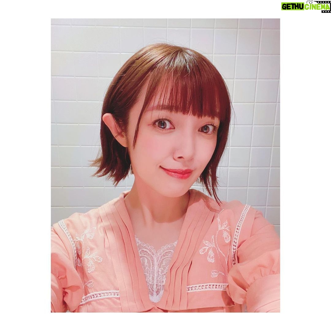 Satomi Sato Instagram - * * * DLsite オリジナル無料音声作品 『先生、認知シャッフル睡眠法って知っていますか?』 に、鳳条しぐれ役で出演させていただきました。 * * 久々のダミーヘッドマイク先生♡ なかなか普段のお仕事で出会う機会が無いので テンションが爆上がり…!!笑 一緒に、たくさんお写真撮りました☺️ * * * とーーーーーーーっても面白い作品で 老若男女問わず ASMR作品が好きな方 最近寝不足な方 爆睡時間を手に入れたい方 ちょっと聞いてみっか!な方 認知シャッフル睡眠法に興味がある方 ASMR作品初めての方 無料なら聞いてあげてもいいけどっ!な方 などなどなど 全ての方におススメです✨ * * * この「認知シャッフル睡眠法」というものに 作品を通して初めて出会ったのですが とても興味深かったな〜!! というお話をインタビューページに 掲載していただいているので 作品と併せてそちらもお楽しみくださいね🧸 * * この作品、なんと、無料なんですって…!!! なので、普段ASMRを聞かない方の 入り口になったら嬉しいです。 * * しぐれちゃんが、聞いてくださるあなたを やさし〜く〜最高の爆睡時間にご案内しますよ🧸💕 それでは、おやすみなさい。 * * * #DLsite #オリジナル #無料音声作品 #認知シャッフル睡眠法 #asmr #ダミーヘッドマイク #爆睡 #安眠 #たっぷり #眠れますように #鳳条しぐれ #佐藤聡美