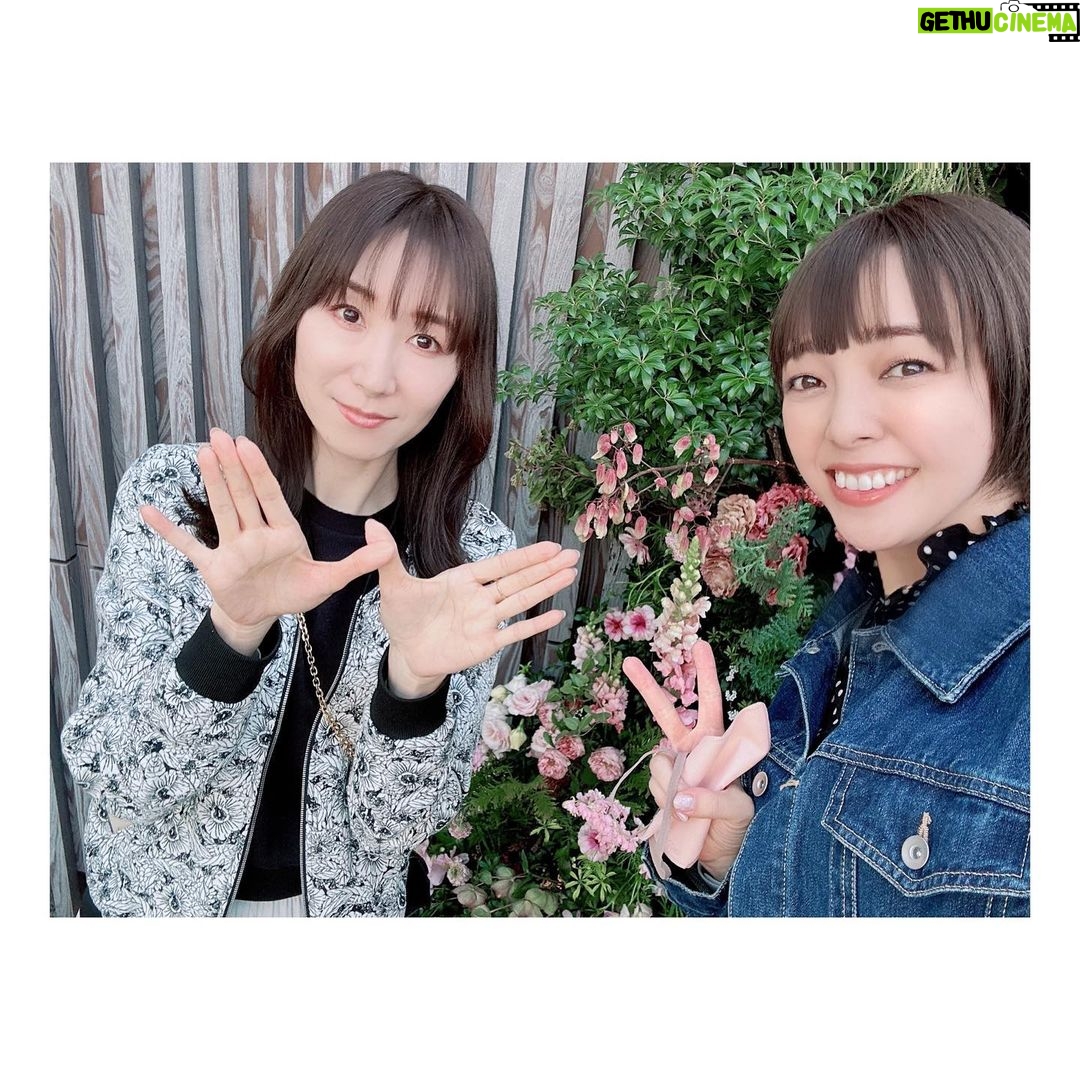 Satomi Sato Instagram - * * * みんなーーーーー!!!!! 聞いてーーーーー!!!!!! この間ーーーーー!!!!!!! ChouChoさんとお茶したのーーーーー!!!!!!!!! (クソデカボイス) * * * ChouChoさんがデビューする前からファンだったので すごくすごくすごく嬉しかった〜✨✨ きっかけをくれた氷菓と先日のイベントに感謝です👀🌳 * * ChouChoさんは、歌声だけじゃなく お話しする声や所作まで美しくて 一緒にいるだけで空気が美味しくなる素敵な女神様でした…♡ * * おしゃれなカフェで たくさんお喋りできた至福のひととき🦋💕 時間が秒で溶けました。笑 また近々お茶しましょうってお約束もできたので 幸せすぎて弾けそうです。。笑 * * 写真見返すと、めちゃくちゃ にやにや笑いしてるわたし…☺️ふひひひ * * 次またお会いできる日が楽しみだな〜♡♡♡ * * * #氷菓 #お茶 #至福の時間 #cafe #時間溶けた #🫠 #🦋 #💕 #ChouCho さん #佐藤聡美