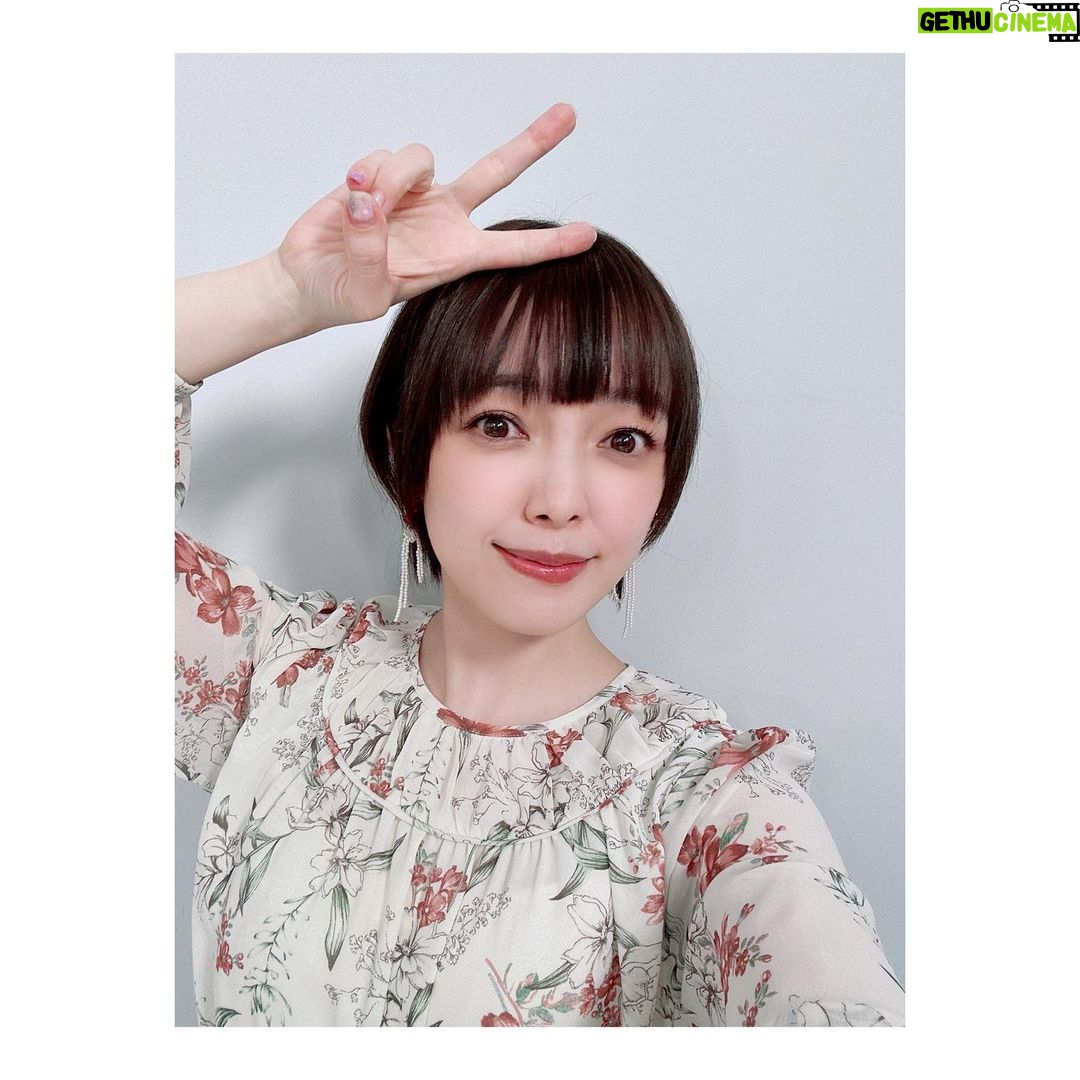 Satomi Sato Instagram - * * * * 「9周年直前生放送!グラブルアニバーサリーSP」に 動画出演させていただきました。 * * 今回、初めて(たぶん) キャラクターについてお話する機会を もらえたことが、とてもとても嬉しかったです🔥💫 やっと言えたー!! もっと話したいこともあるけど 相変わらず擬音多用してるし動きがでかいけど まだ話せないことも沢山あるー!!笑 でもでも、嬉しかったですー✨✨ 9年という長い期間、作品に関わる事が出来て とても嬉しいなという想い それから、騎空士の皆様や制作スタッフの皆様への 感謝の気持ちが伝わっていたら嬉しいな。 * * ミカとカレンが同じ声優さんだったの??と いう驚きの声もあったみたいで 「そうなんだよ〜☺️」とニヤニヤ。笑 * * 今回、2人の話をするということで ミカとカレンの2人をイメージして 白と赤の衣装にしてみました🤍❤️ * * これからも、最近ツンツンしているミカと 正義感溢れるギャルなカレン そしてグラブルをよろしくお願いしますっ✨ * * * #グラブル #グランブルーファンタジー #グラブル9周年SP #カレン #ミカ #ミカボシ #9周年 #おめでとう #🎉 #これからも #よろしくお願いします #佐藤聡美