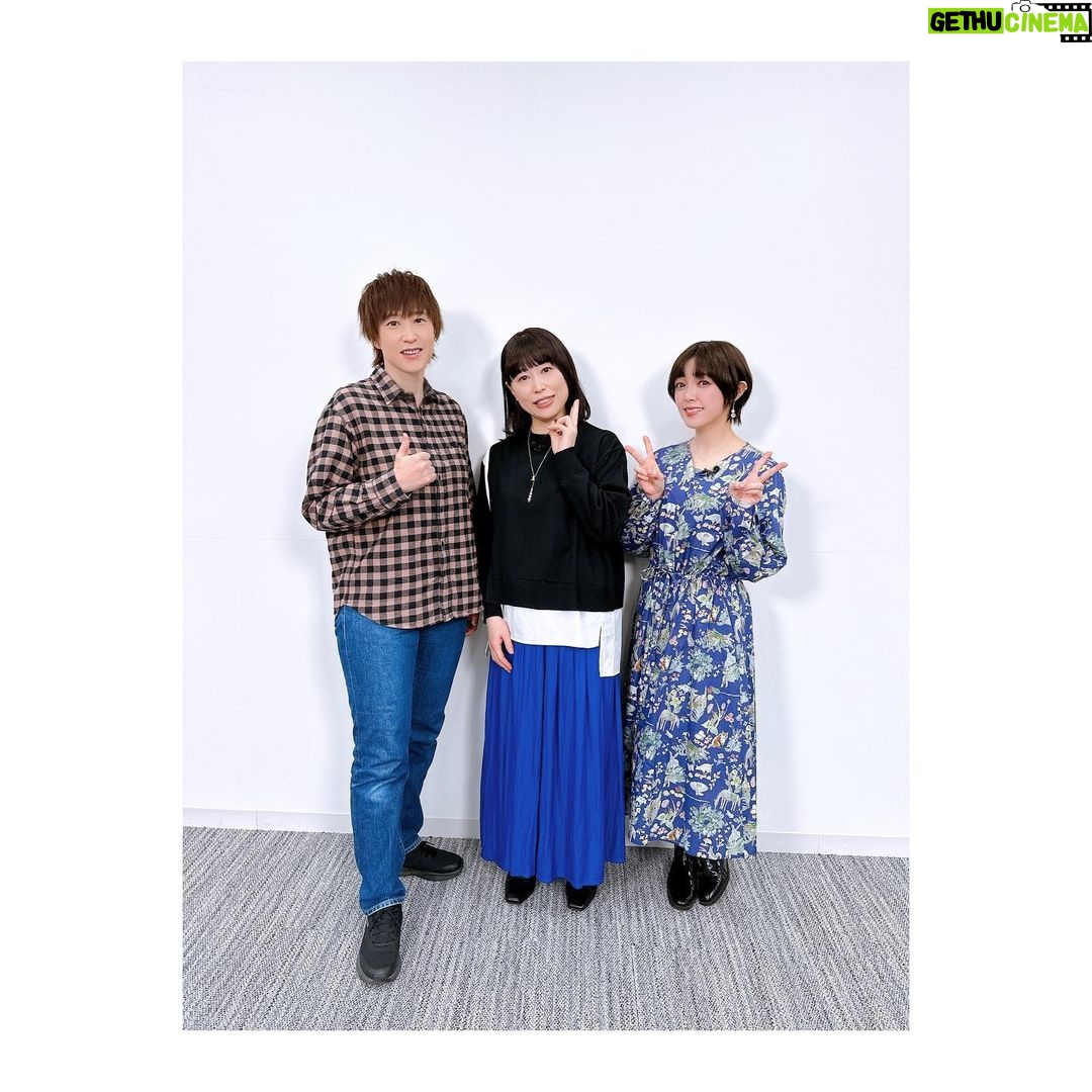 Satomi Sato Instagram - * * * 先程の #ぱかライブTV Vol.26で 発表になりました。 『ウマ娘 プリティーダービー』に ”三女神”の1人、ゴドルフィンバルブ役で出演します💙 愛情深いおっとり優しいお姉さんです。 色々語りたい想いもありますが それは、また、いつか。 * * * 写真は、斎賀さんと進藤さんと💛❤️💙 収録の時、お2人と一緒で嬉しすぎて いつも以上にフワフワしていました。笑 そんなフワフワした私を ずっと助けくださり、一緒に盛り上げてくださった 優しくてかっこいい2人の女神様に感謝です…好き…😭✨!! あと、打ち合わせしてないのに 3人とも洋服に青が入ってたのが なんだか嬉しかったな〜☺️ 進藤さんは、ピアス?イヤリング?が 馬蹄ですごくおしゃれでした…✨✨ * * そんなこんなで じ、実は、私も、馬蹄のネックレスを していたのですが…見えるかな?わかるかな??笑 お洋服にも、こっそりお馬さんが 隠れているんです。ふふふ🐴 * * 今回、収録に参加した後で 実際にゲームをプレイしてみたら すごく面白くて夢中になって遊んでますっ! 私の周りには、年齢性別問わず 沢山のトレーナーさんがいるので 色々教えてもらいながら育成中。 ライスシャワーの育成を終えて 今はメジロマックイーンを育ててますよ。 可愛い…♡♡ * * 2月24日からはじまる 新育成シナリオ「グランドマスターズ -継ぐ者達へ-」 どうぞ、お楽しみに! 私も楽しみっ! * * * #ウマ娘 #ゲームウマ娘 #ウマ娘プリティーダービー #三女神 #🐴 #斎賀みつき さん #進藤尚美 さん #大好きな #先輩 #❤️ #💛 #女神様 #ゴドルフィンバルブ #💙 #佐藤聡美