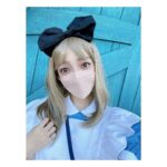 Satomi Sato Instagram - * * * こんばんは。 もう12月なのに 先日ディズニーで、楽しくハロウィンをした時の 思い出を載せてしまうわたしです。 * * いつか、いつかやりたい…！と思っていた ディズニーで仮装してハロウィンを楽しむ夢を 家族で叶えられて嬉しかったな🎃 やるなら本気で！！！！ を、モットーに家族全員で 楽しく仮装しました。笑 ハロウィンの時期にディズニーへ行くのは もしかしたら初めて？？あれ？ 久しぶり？？🎃🎃🎃 周りには素敵な仮装をしてる人ばかりで にこにこしちゃう最高の空間でした。ふふふ。 パーク内の雰囲気も最高で やっぱりディズニーっていいな ハロウィンっていいなと 何度も思えたことが嬉しくって ずっと心の中がキラキラしていた気がします。✨ * * * 思いの外、写真がたくさんで おま…この構図で撮るとか天才かよ （´-`）.｡oO（わし、めちゃくちゃ盛れとるやないかーい！！） な、ものを、たくさん撮ってもらったので 何回かに分けて載せますね。笑 宿泊したお部屋が、アリスのお部屋だったので 写真におさめたときの世界観というか雰囲気が なんか、こう、すごかったんです！（語彙力） 仮装写真投稿にお付き合いくださる方は 引き続きどうぞお楽しみに……！！ * * ほんと、おしゃれ写真撮れてて 家族のカメラの腕前に嫉妬…🥹 本領発揮してるやつは、次回以降にたくさん載せますね。 * * * * #ハロウィン #ディズニー #念願の #dハロ #不思議の国のアリス #仮装 #アリス #アリスの部屋 #楽しかった #ウィッグ で #髪が長く なると #ヒゲ ！ #って #やりたくなるよね #☺️ #佐藤聡美