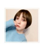 Satomi Sato Instagram - * * * 髪の毛をきれいにしてもらいました✂︎ 少し前まで、お笑い芸人の サツマカワさんに髪型が似ていたので 家で何か言われるたび「大会近いんで！」 って返していた日々に終わりを告げましたよ。 楽しかったな…。笑 * * 余談ですが、今日から始まった #NIKKE のイベントで私が演じるN102がねー 悲しくて愛おしくて良い子で、本当に今すぐ抱きしめたくって でも出来ないからシナリオ読みつつ泣いてます。。。 まだ序盤なので、どうなるのか気になって仕方ないです。ぐぬ。 がんばってすすめたろー！ * * もひとつ余談ですが 着てるニットの色がすごく好きです💠 水色好きなので、挑戦してみて良かった☺️ 好きな服着て過ごす時間って 幸せになれますね。 おすすめです。 * * * #髪の毛 #切りました #ショート #ショートヘア #好きな色 の #ニット 着て #ほかほか #水色コーデ #N102 #佐藤聡美 #✂︎