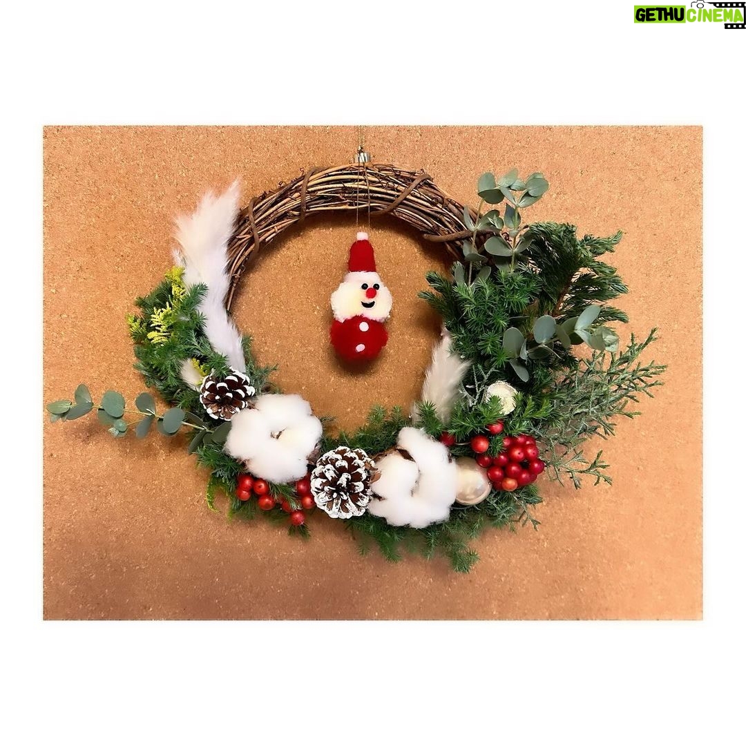 Satomi Sato Instagram - * * * メリークリスマス🎄✨ * * 今年は、自分で一から材料を揃えて クリスマスリースを制作しました。 可愛いサンタさんがいて イメージ通りの仕上がりで 満足でございまする。ほほほ。 * * 材料が余ったので、お裾分けリースと 見よう見まねクリスマススワッグっぽいもの。 作ってみると夢中になれて とても楽しい時間を過ごせました☺️ 葉っぱ半分のやつ憧れてて、作れたのも 嬉しかったな〜✨✨ * * 今年は、沢山クリスマスソングを 聴いて歌って踊って。 家の中がとても賑やかでした🎄 家族みんなへのサンタ業務も無事終了して チキンもケーキを、かなーーり沢山食べた気がします。 いや、食べました。 食べてしまいました。。が 楽しかったからぜろきろかろりーなんだーい。わーい。 * * 今日は、美容室に行ったので自撮り。 クリスマスだからサンタ帽子をかぶってます。 スタンプって便利だね!笑 * 皆さんも楽しいクリスマスを過ごしていることを願って…♡ * * * #xmas #christmas #クリスマス #ハンドメイド #クリスマスリース #クリスマススワッグ #クリスマスケーキ #🎄 #🎂 #佐藤聡美