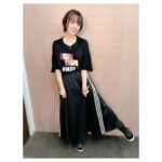 Satomi Sato Instagram - * * * * 先日の生放送 「NIKKE、地上奪還戦略会」を ご視聴いただいた指揮官の皆様 ありがとうございました✨ 前回に引き続きの出演ということで とっても嬉しかったです🌸 　 今回も、大好きのシグナル❤️届きましたか？？ * * * 今回は、リリースされてからの放送だったので よりお楽しみいただけたのではないかと思います☺️ 放送中のトレンド2位は指揮官たちのおかげですし！ ありがとうございました✨ それから 実機プレイ楽しかったー！！！！ やっぱり、個性が出る座りポーズや 後ろ姿って最高ですね✨ 素晴らしいおちりがたくさんでした🍑✨ そんでもって 私とM・A・Oちゃんのところに シグナルやスノーちゃんが きてくれますように…！！（切実） * * 等身大ラピちゃんも素敵だったな〜✨ こころさんと梶田さんが並ぶと チームっぽくて素敵だったので 写真載せますね🤔素敵すぎる…！！ こころさんは、リアルアニスで とっっっても可愛かった💕 M・A・Oちゃんとみほちゃんは 時間がなくて一緒に写真撮れなかったけど 2人とも可愛くて面白くて 画伯だったりゲーム熱凄かったり そのギャップに沢山笑ってしまいました☺️ * * * 今回は、セリフなどシグナルの要素が沢山だったので 衣装やアクセサリーはN102をイメージしました🐱 いつか、エヌのこともお話しできたらいいな。 シグナルもN102も とっても可愛くて強い2人なので 戦場で沢山頼ってくださいね！ 指揮官！！✨✨ * * * * #NIKKE #ニケ #生放送 #楽しかった ♡ #マフィア梶田 さん #篠崎こころ さん #アニス #コスプレ #シグナル #N102 #佐藤聡美 #NIKKE地上奪還戦略会 #NIKKEリリース生放送